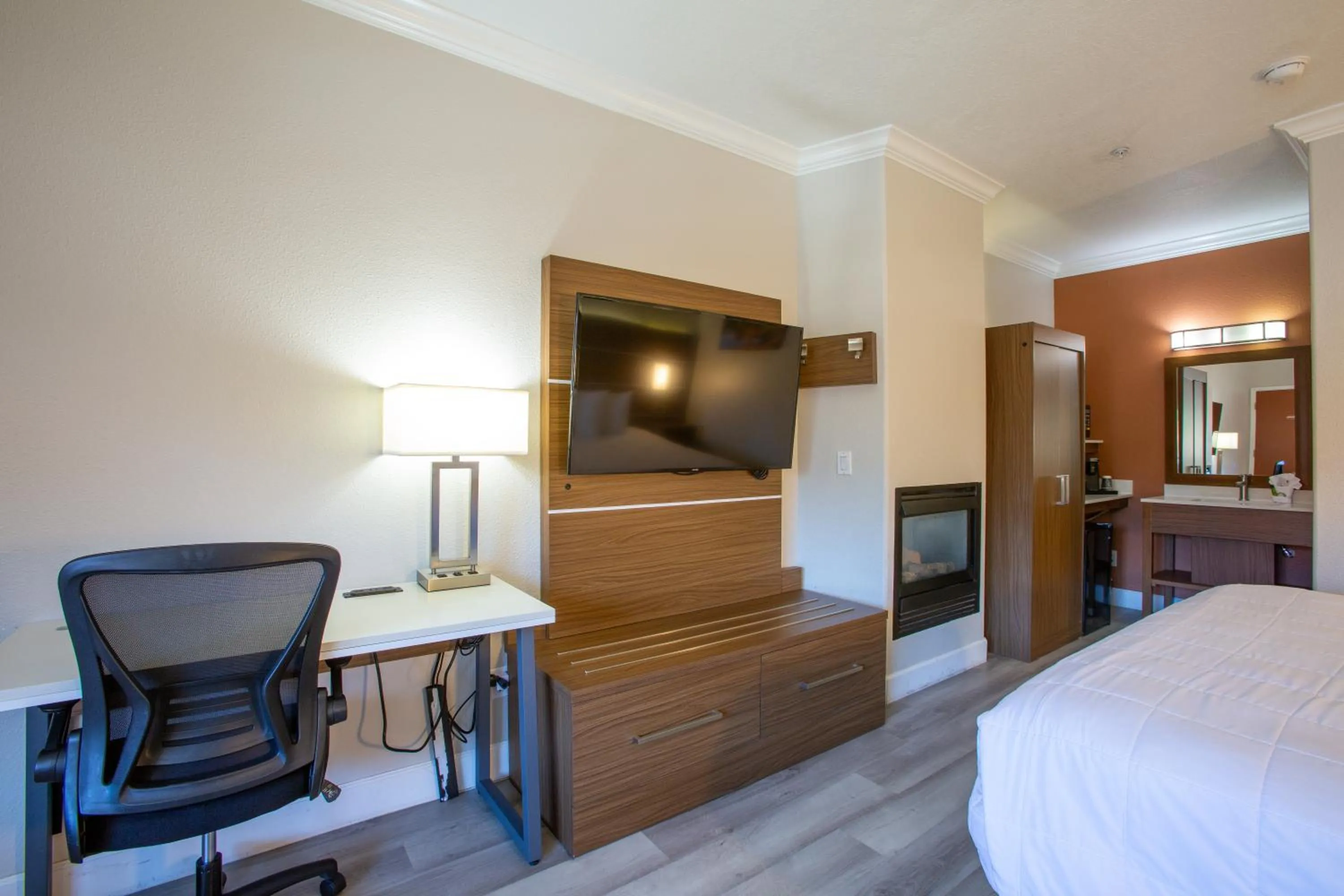 TV and multimedia, Bed in Wildflower Inn at Bell Rock