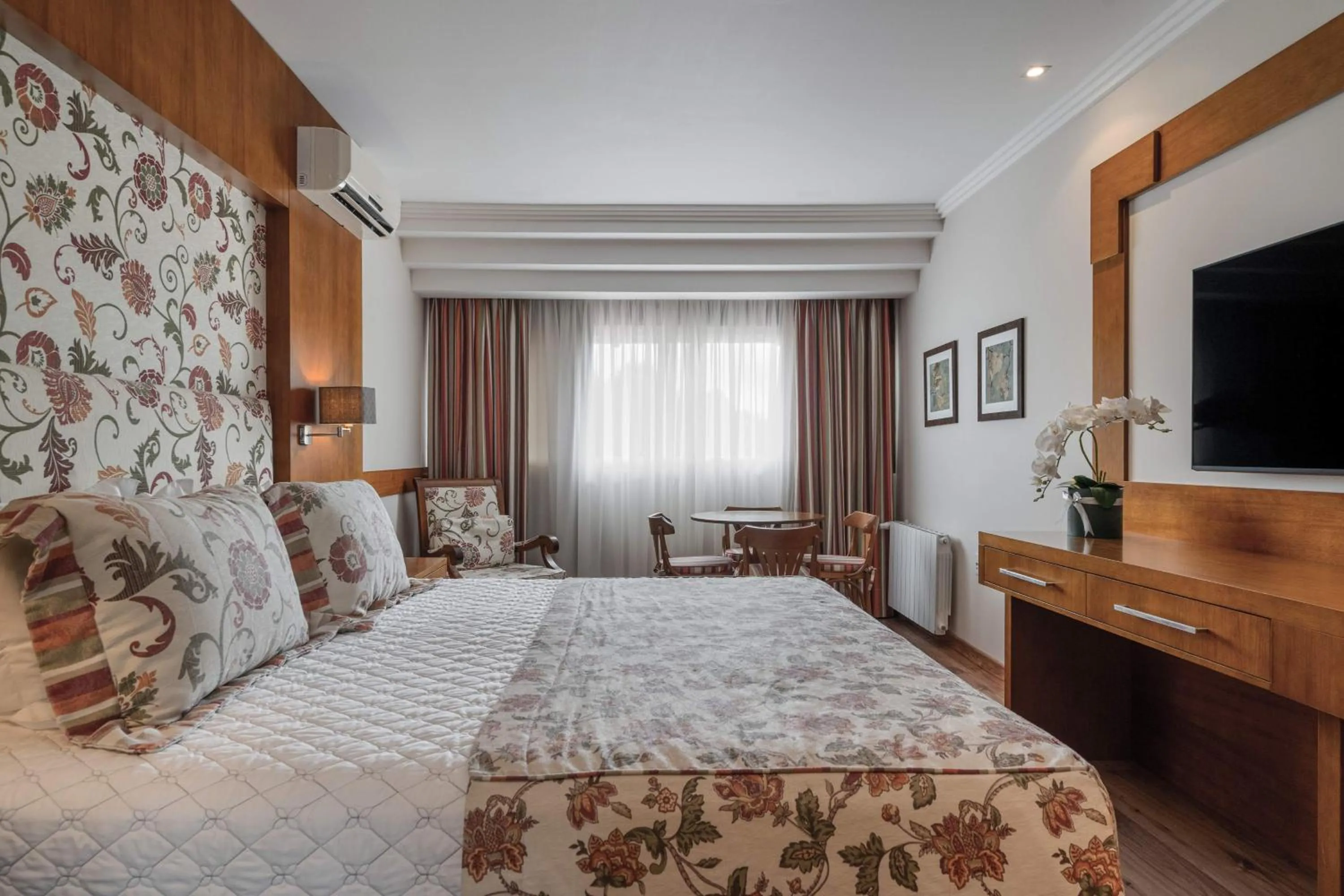 Bedroom, Bed in Hotel Alpestre