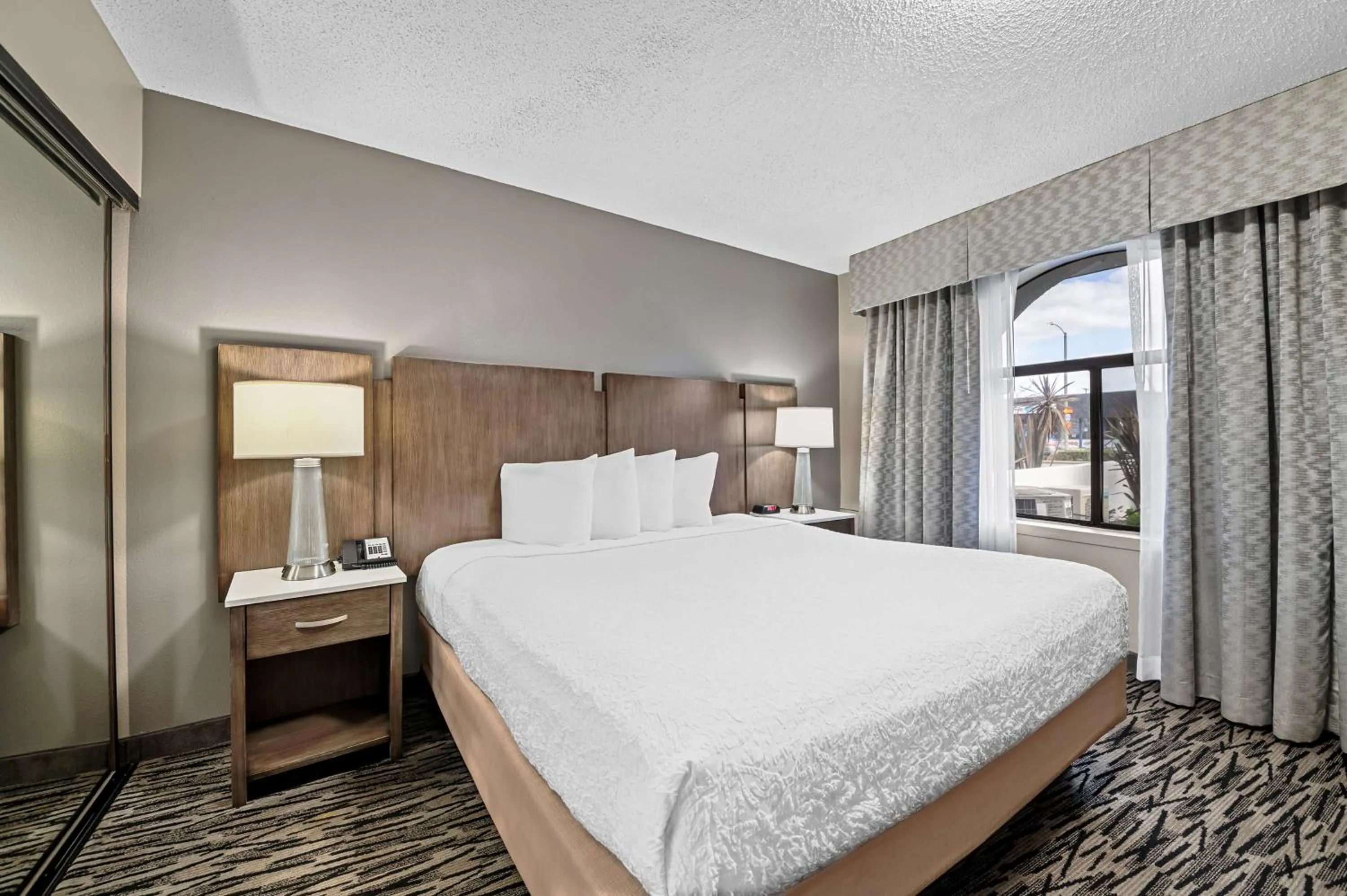 Photo of the whole room, Bed in Best Western Los Alamitos Inn & Suites