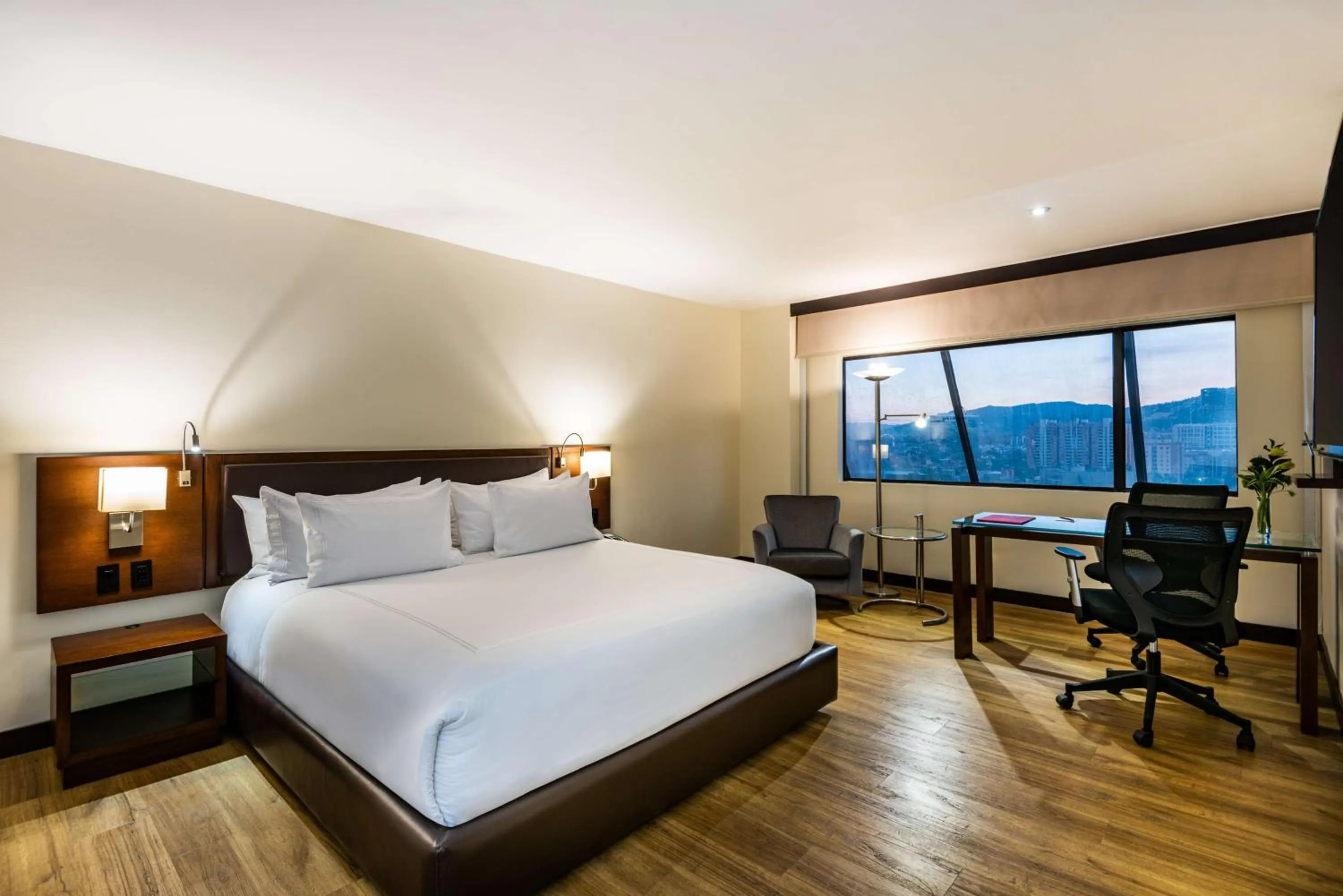 Photo of the whole room, Bed in NH Collection Bogota WTC Royal