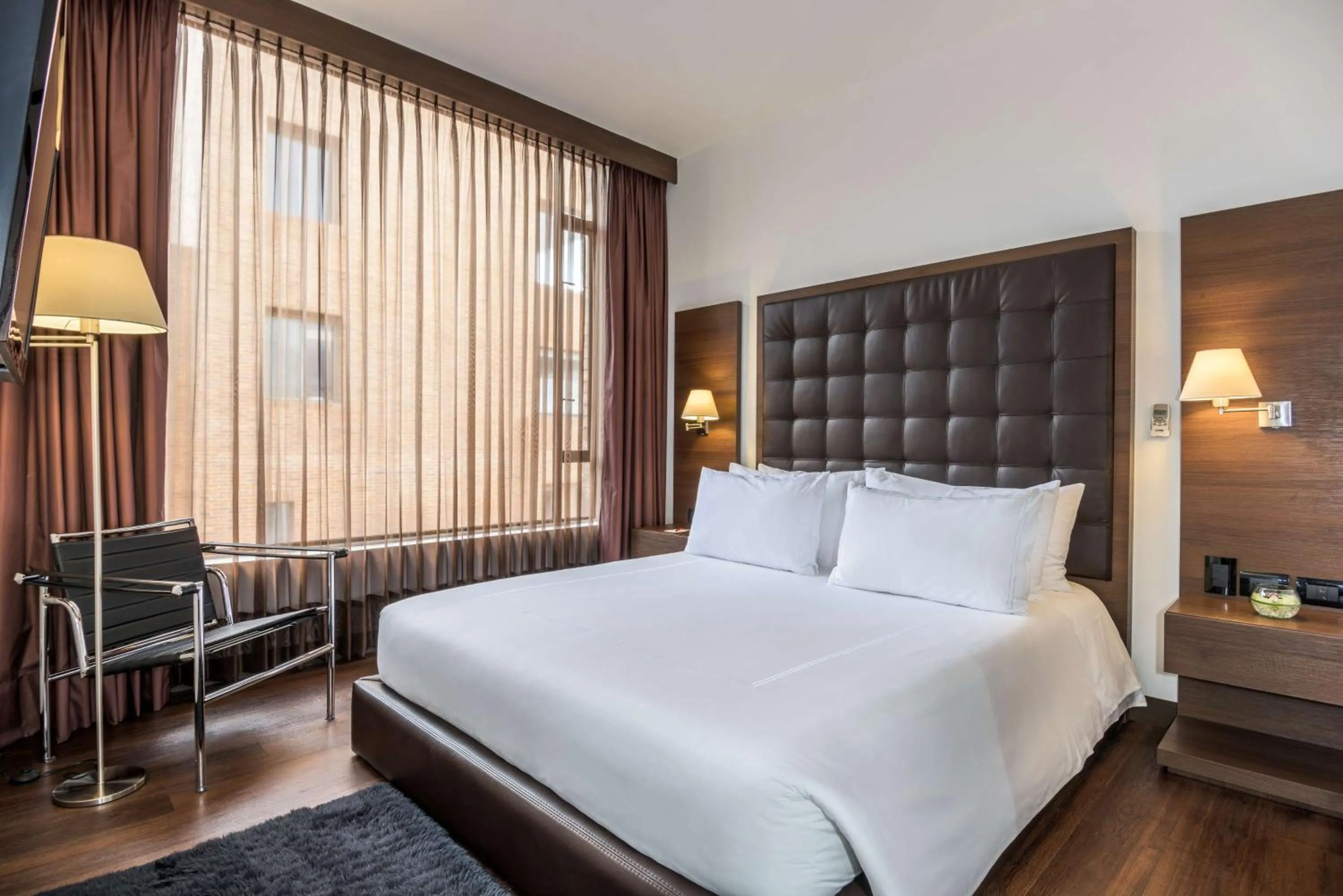 Photo of the whole room, Bed in NH Collection Bogota Andino Royal