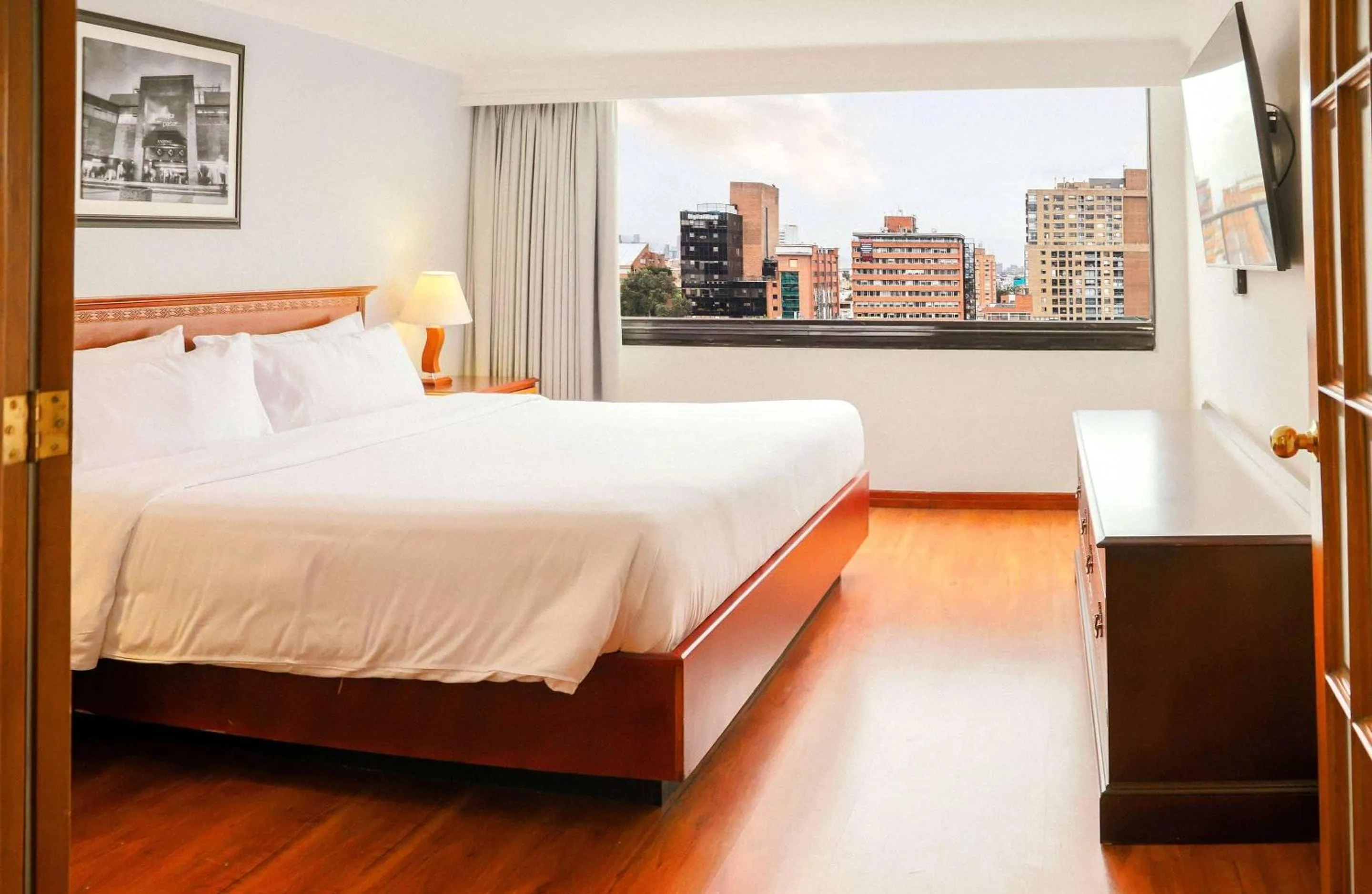 Bedroom, Bed in Radisson Bogota Metrotel