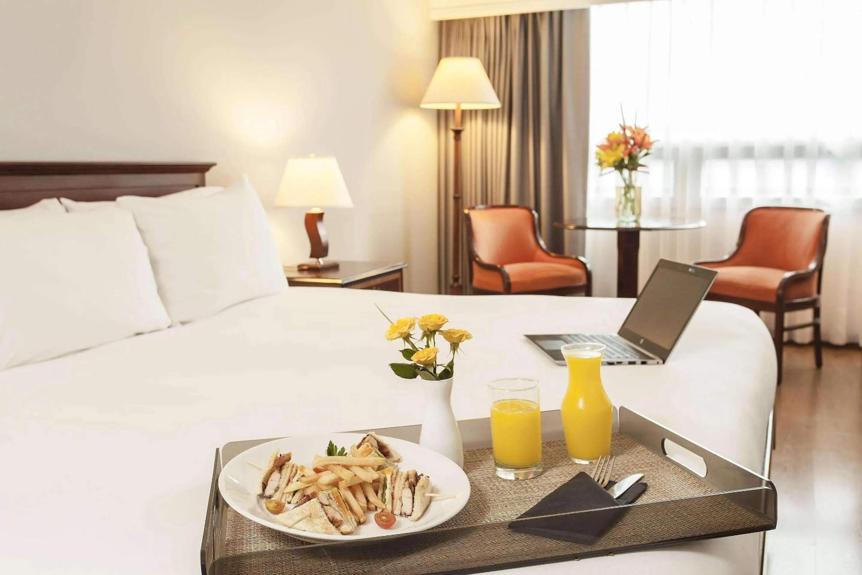 Bedroom, Bed in Radisson Bogota Metrotel