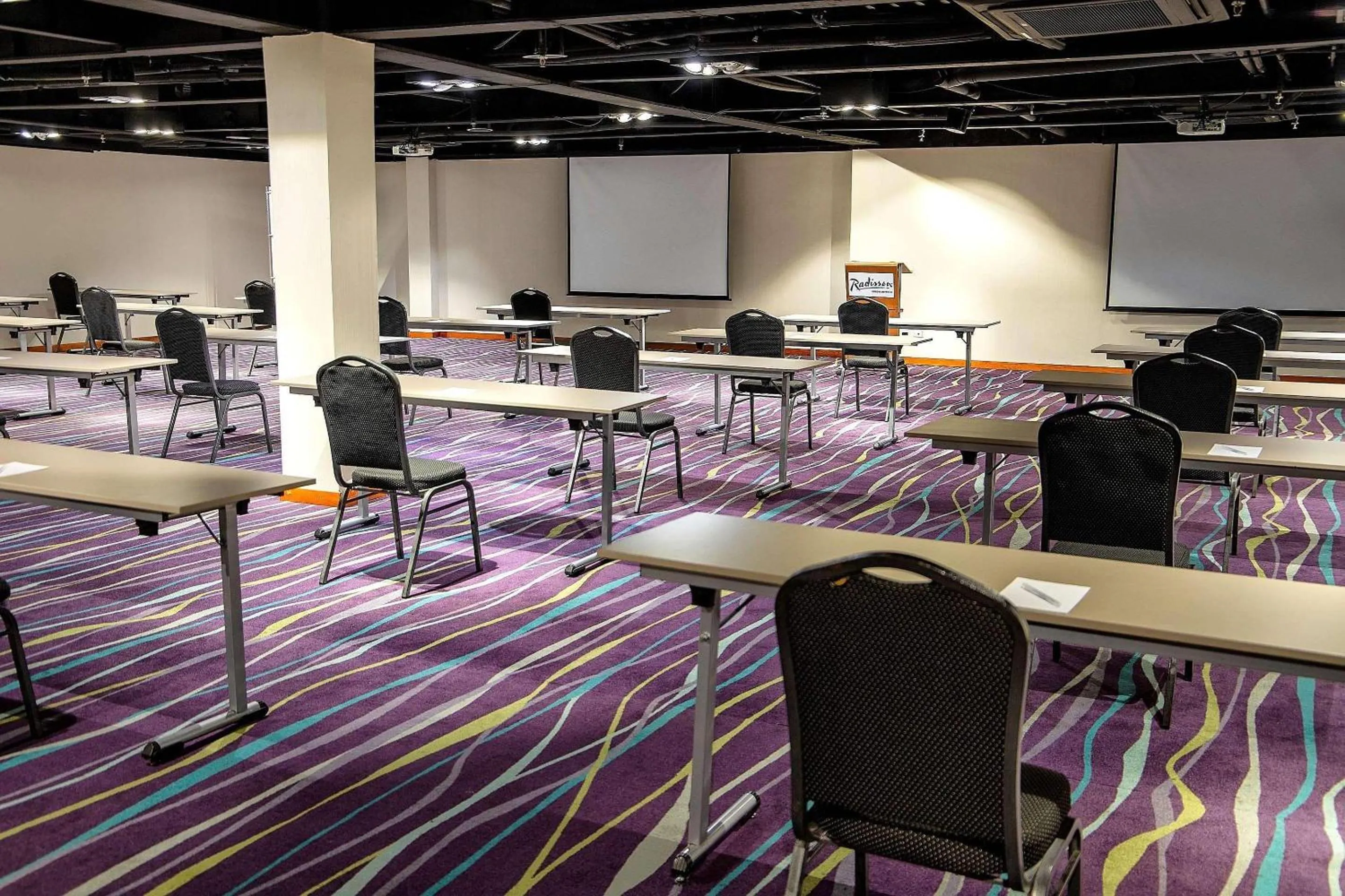 Meeting/conference room in Radisson Bogota Metrotel