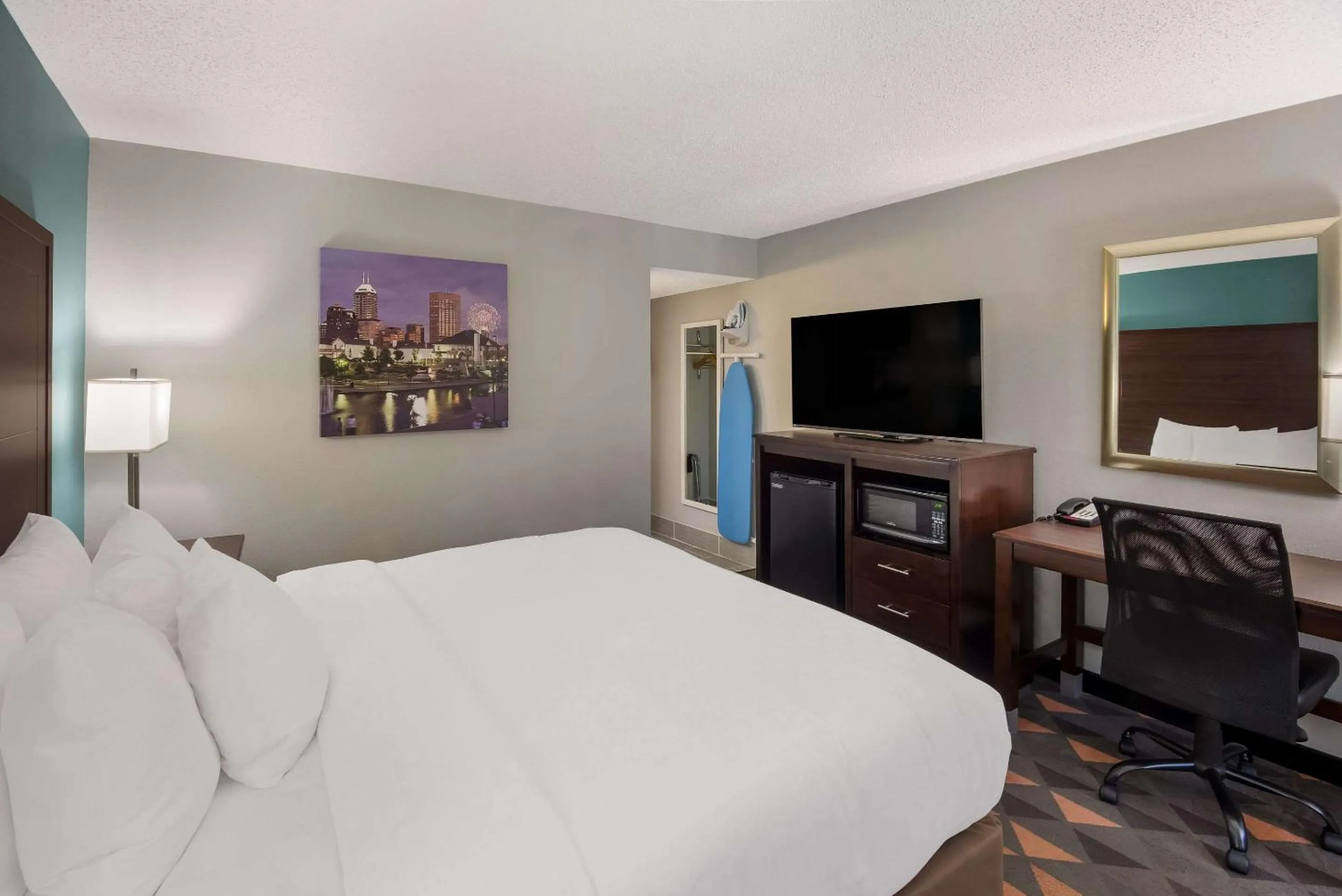 Bedroom, Bed in Clarion Pointe Indianapolis Northeast