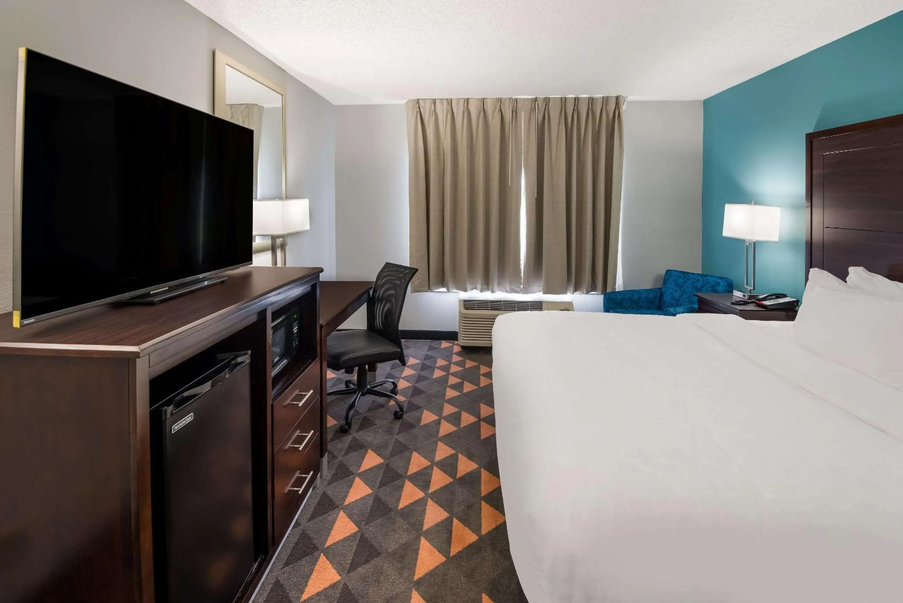 Bedroom, Bed in Clarion Pointe Indianapolis Northeast