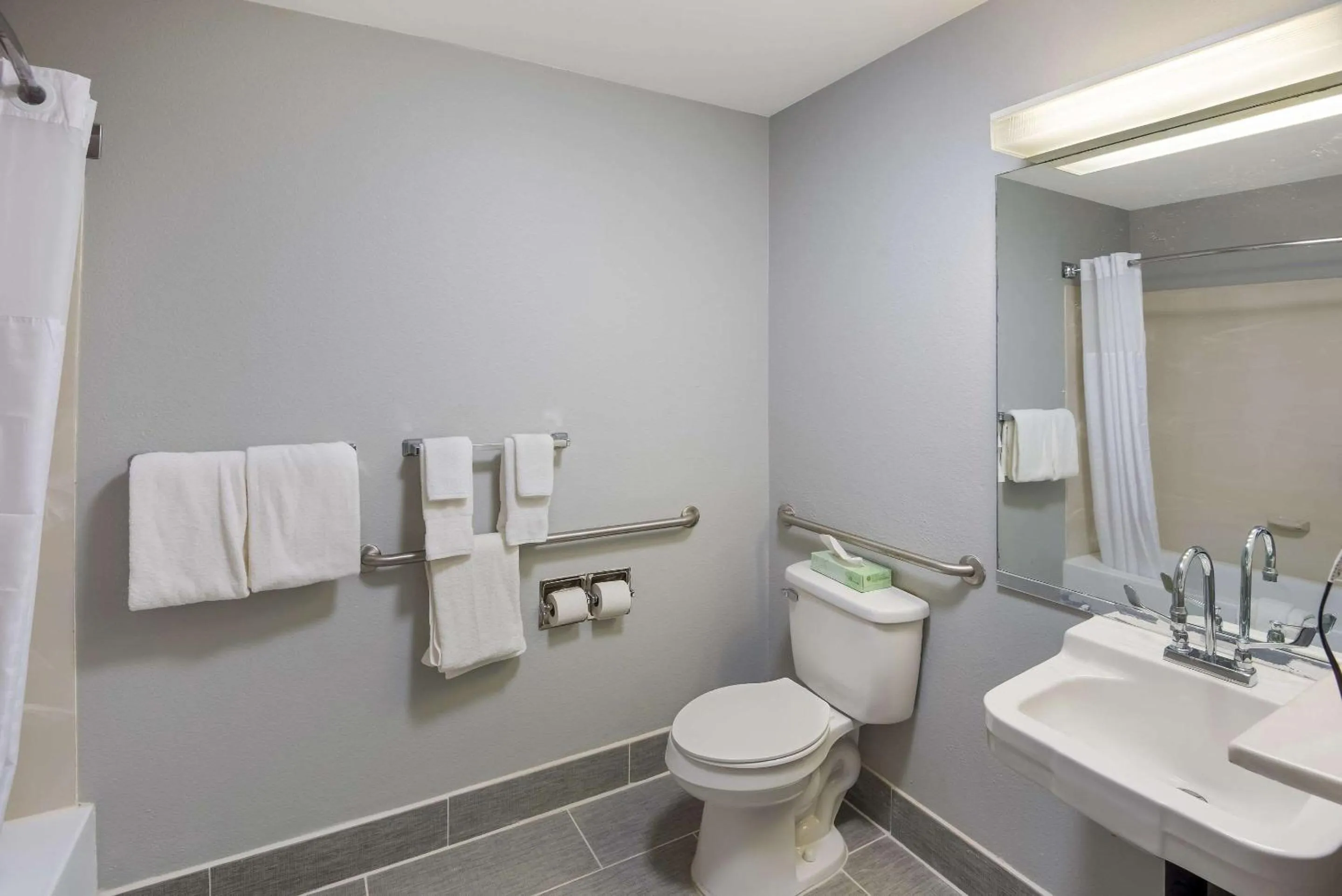 Bathroom in Clarion Pointe Indianapolis Northeast