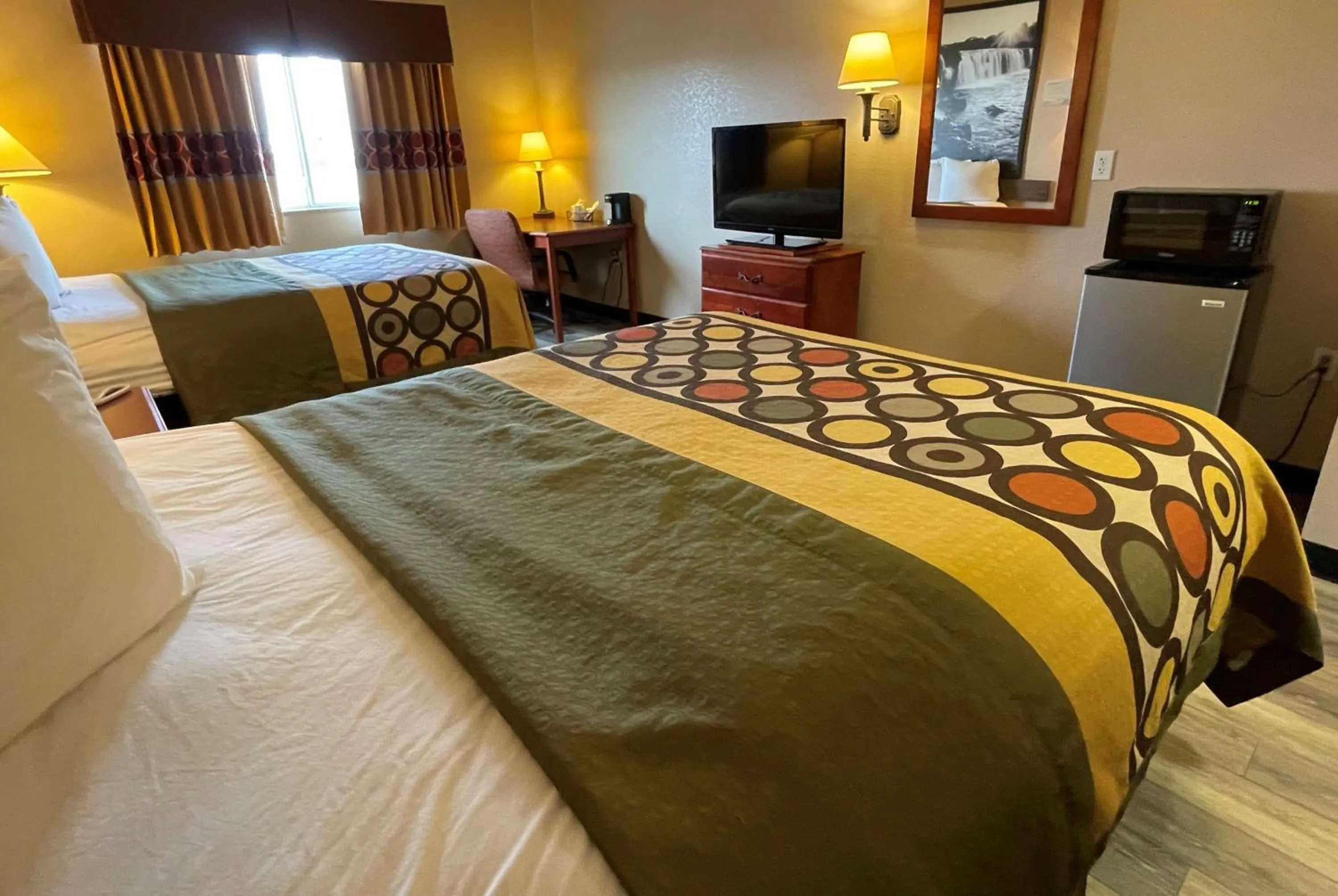 Photo of the whole room, Bed in Super 8 by Wyndham Rolla
