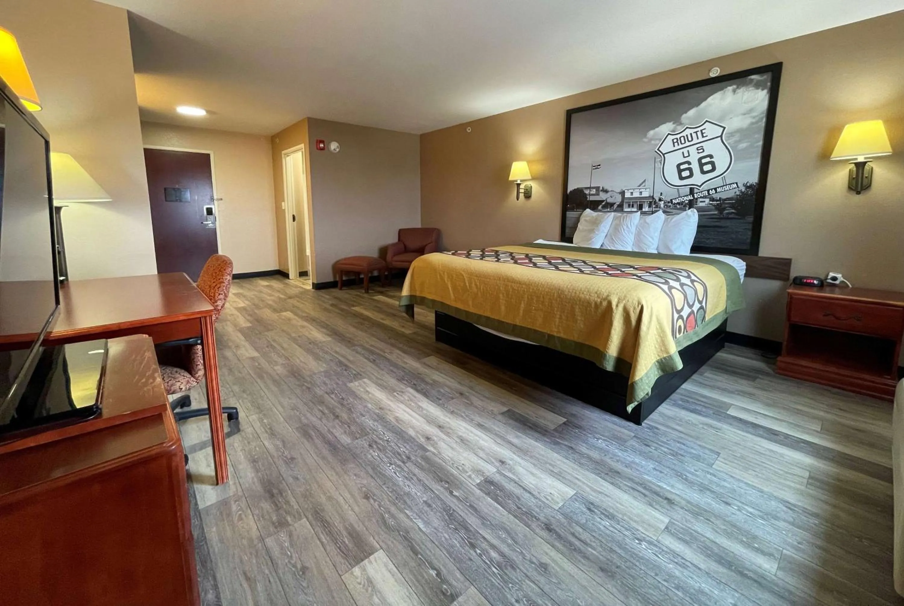 Photo of the whole room, Bed in Super 8 by Wyndham Rolla