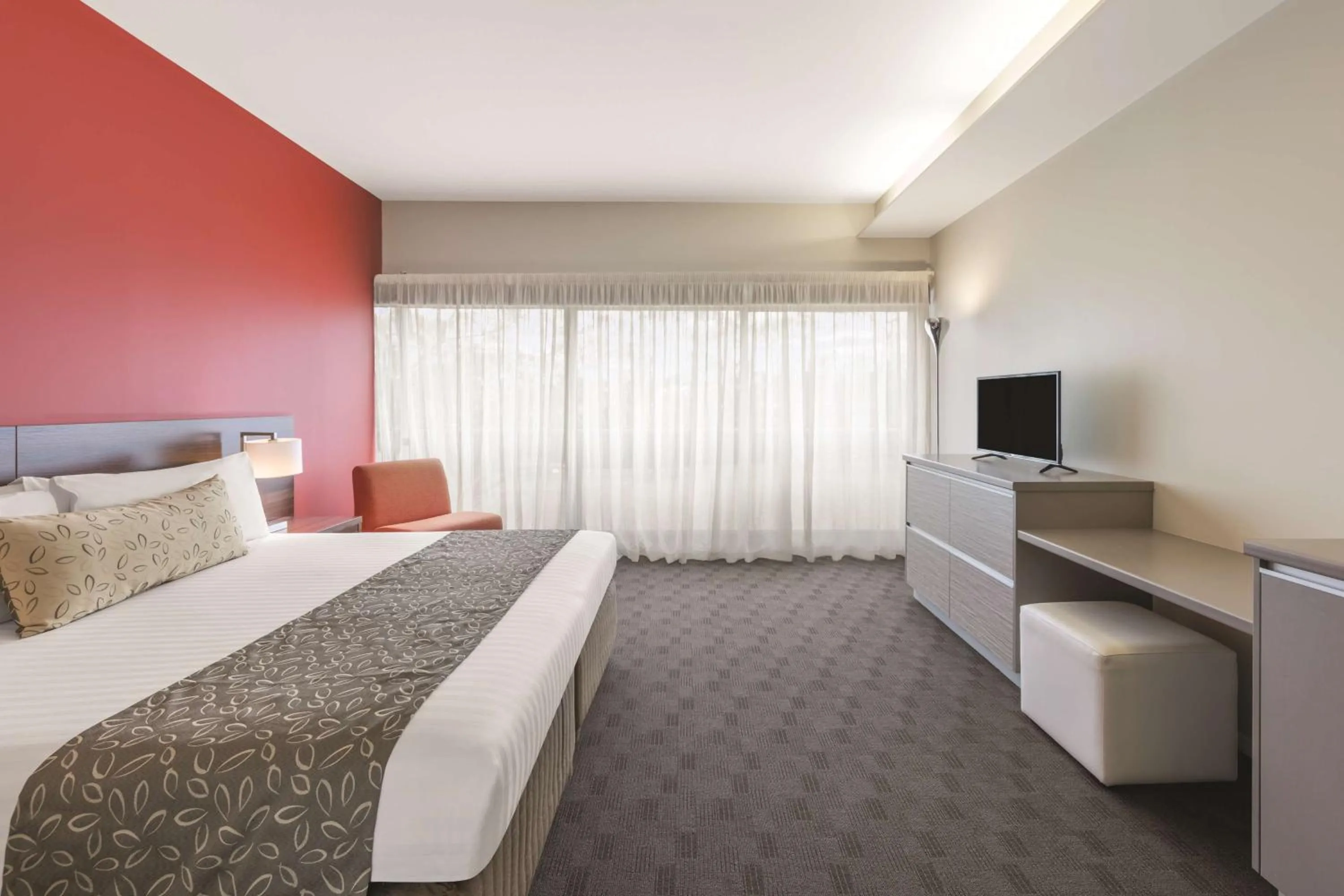 Bedroom, Bed in Travelodge Hotel Hobart Airport
