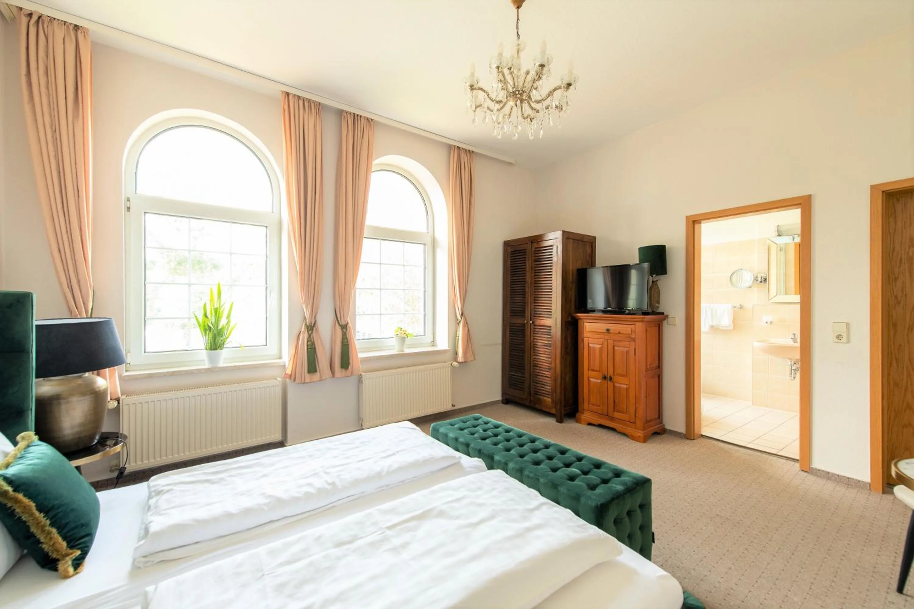 Property building, Bed in Hotel & Restaurant Raueneck