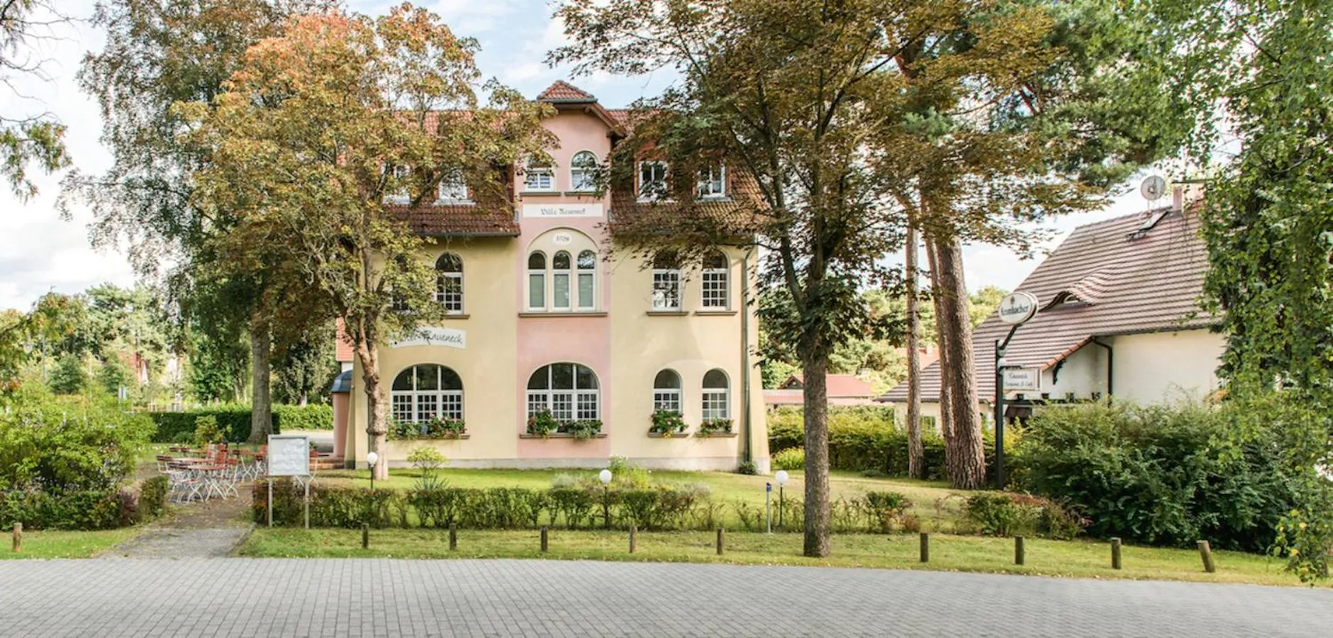 Property building in Hotel & Restaurant Raueneck