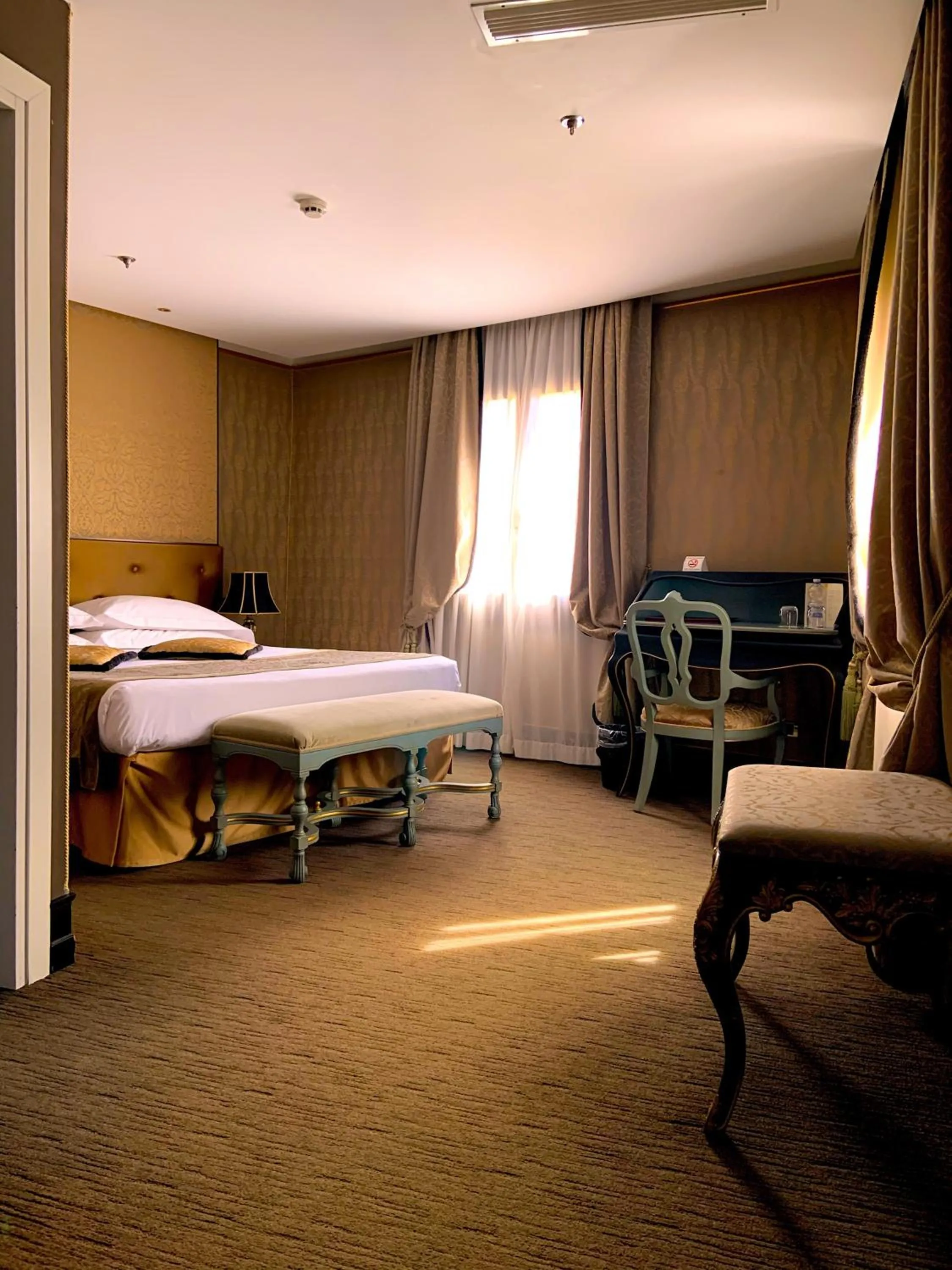 Bedroom, Bed in Aqua Palace