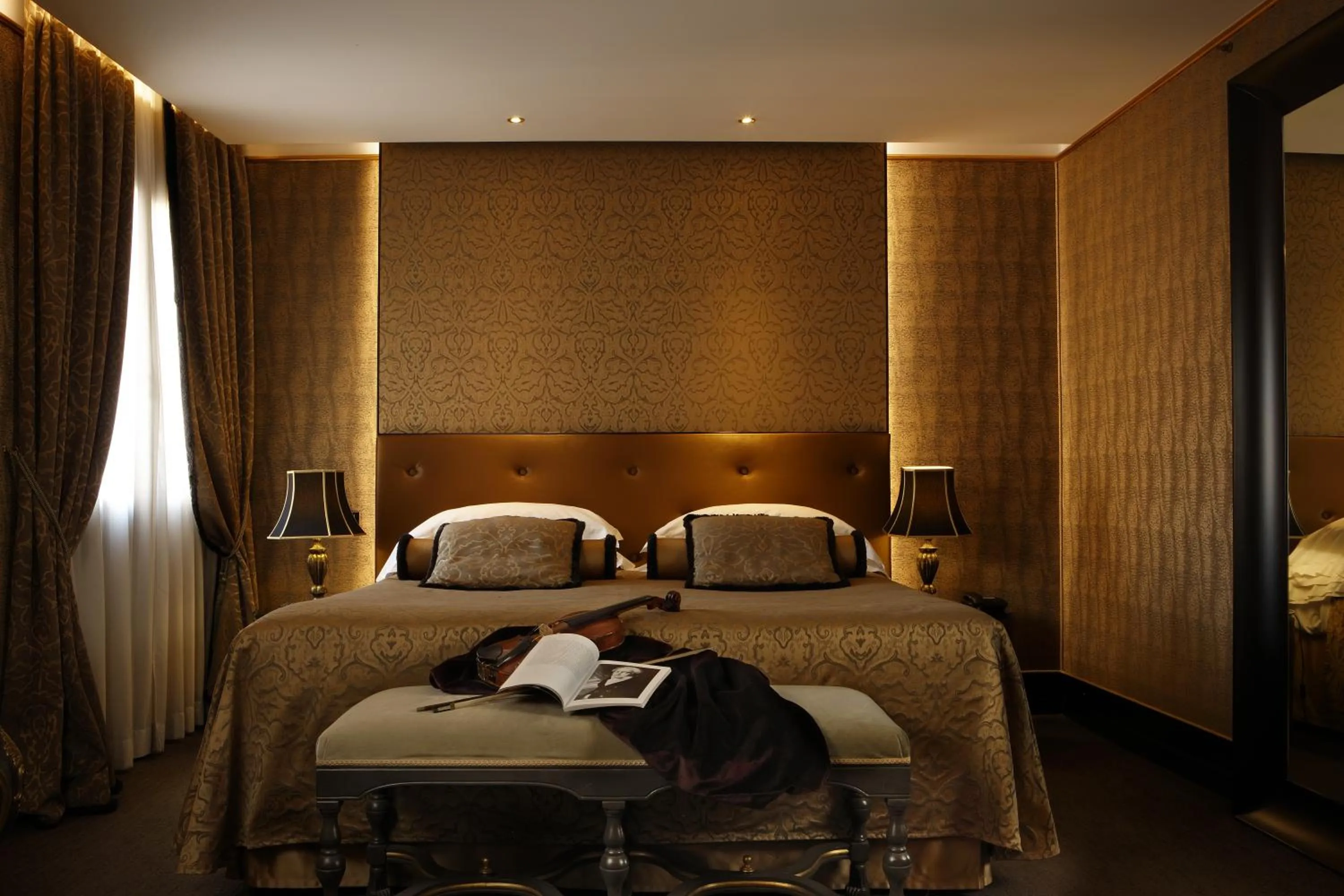 Bedroom, Bed in Aqua Palace