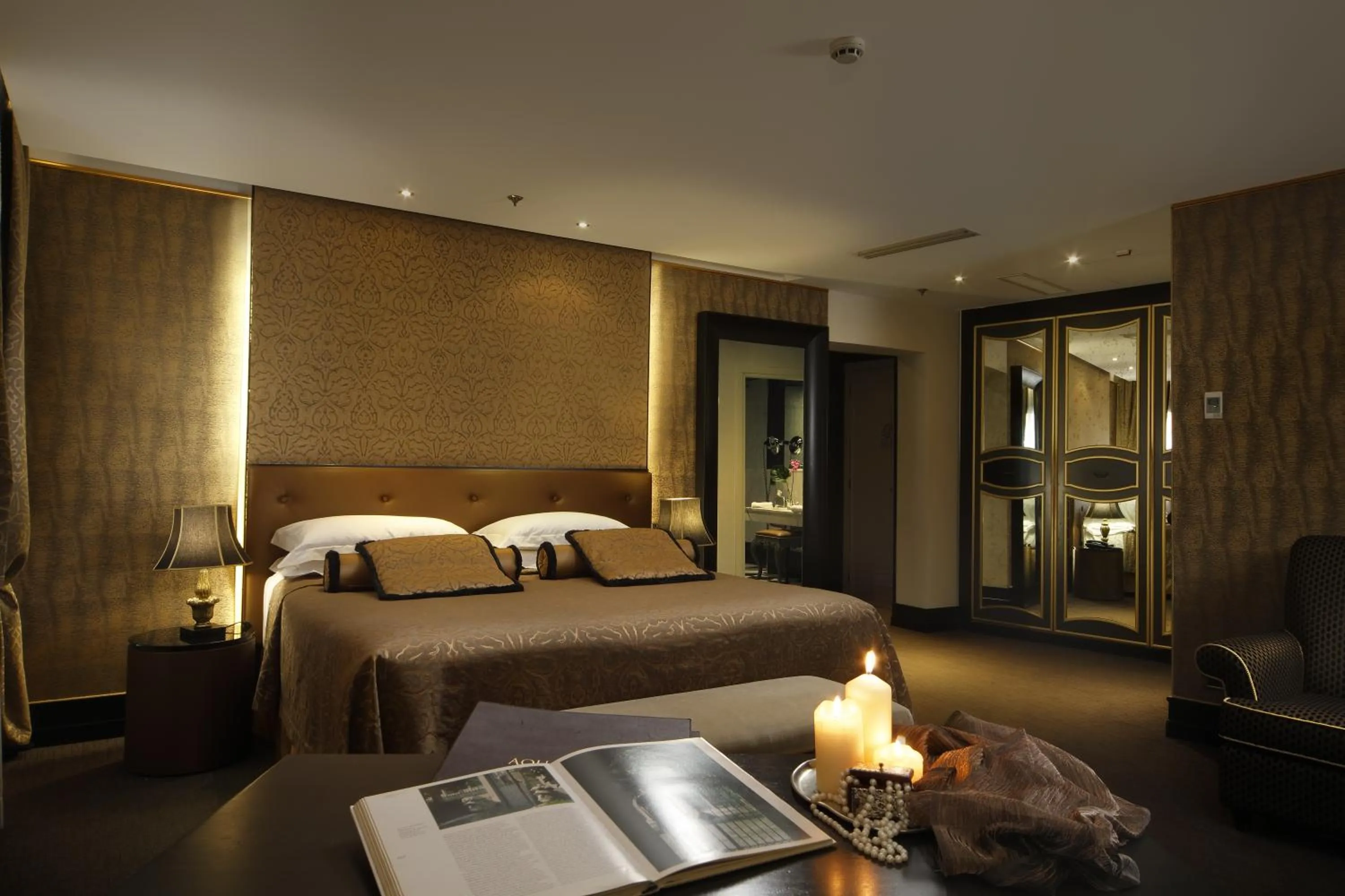 Bedroom, Bed in Aqua Palace