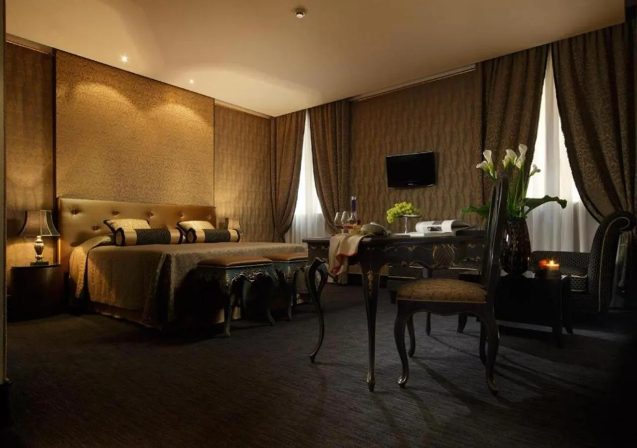 Photo of the whole room, Bed in Aqua Palace