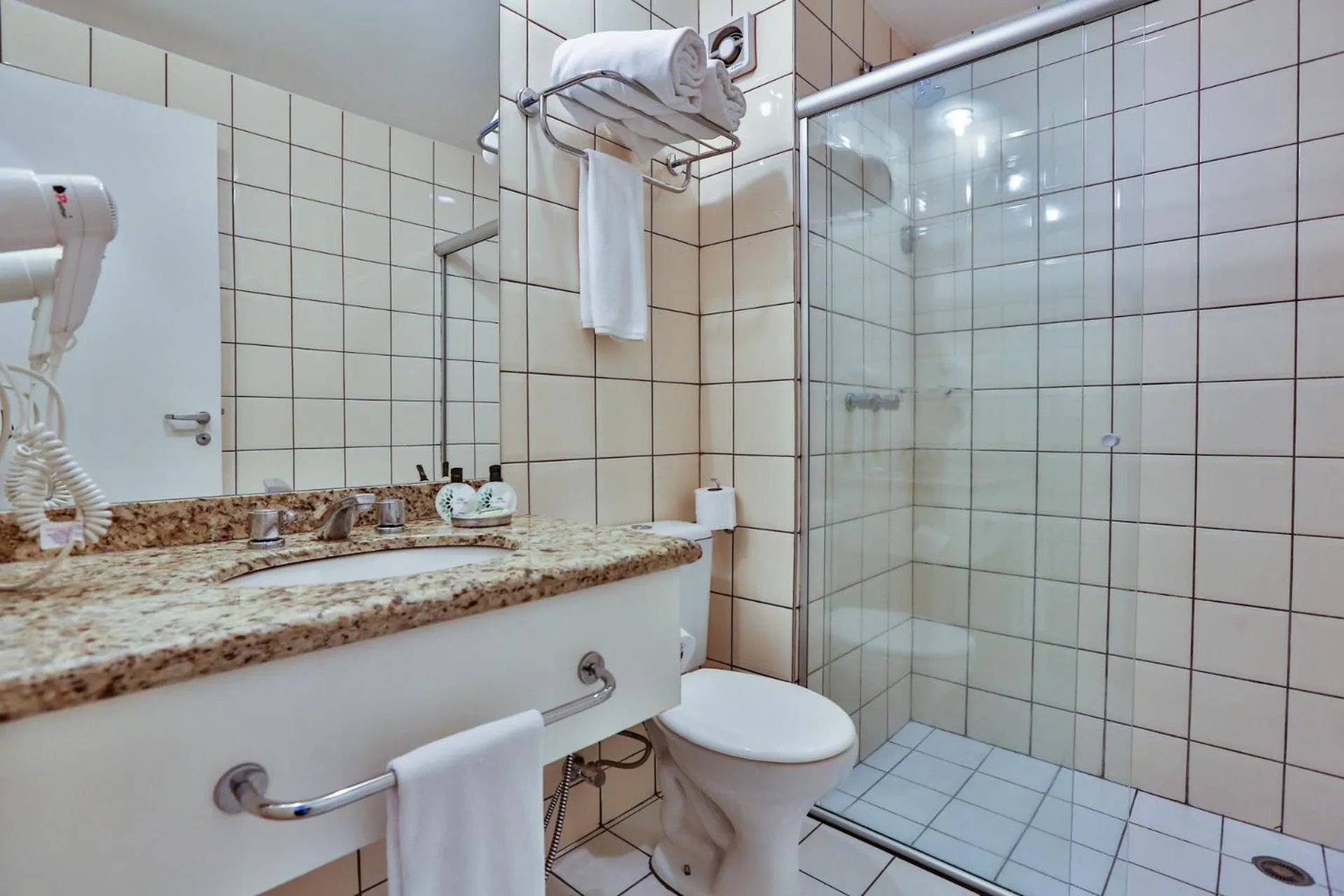 Toilet in eSuites Sorocaba by Atlantica