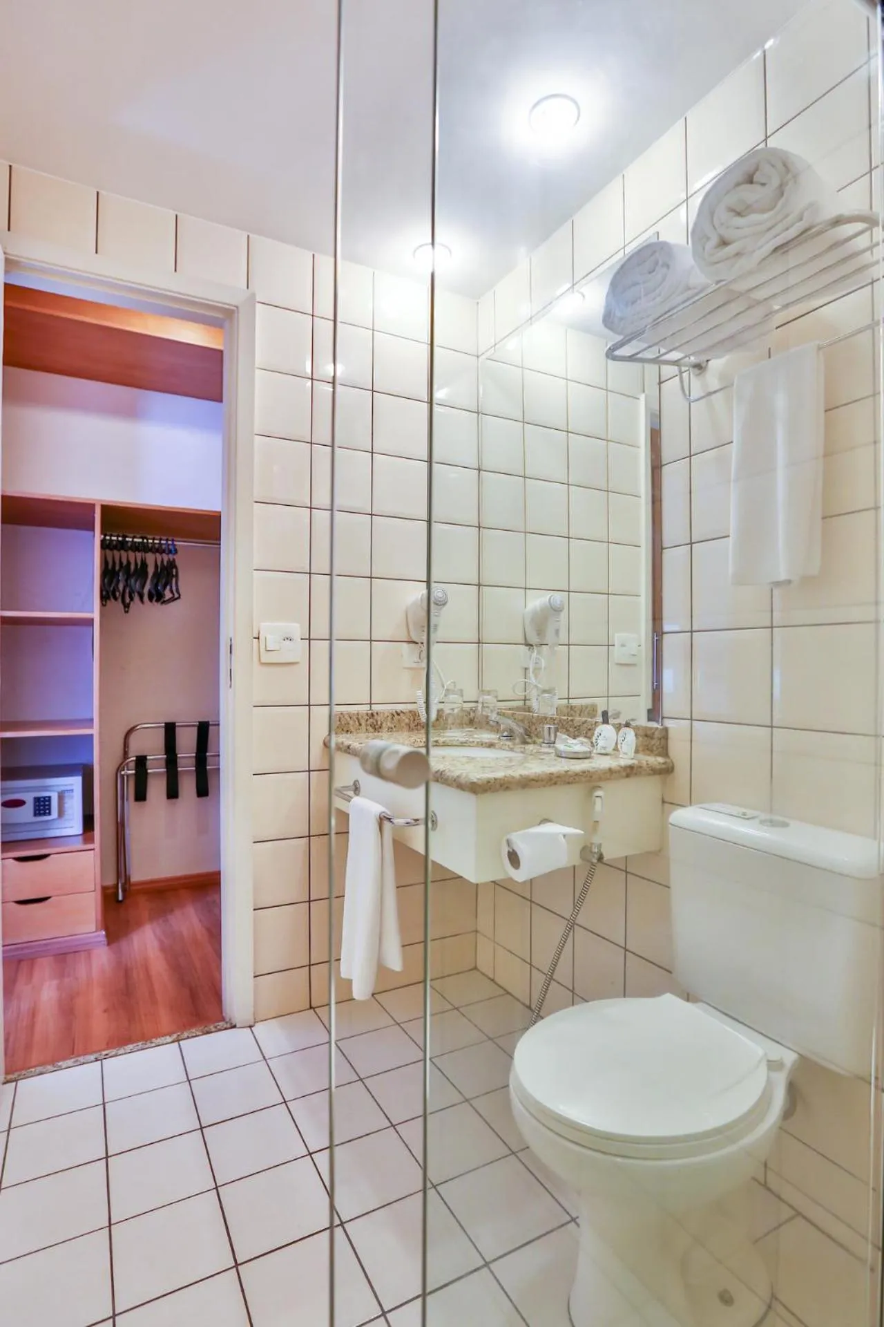 Toilet in eSuites Sorocaba by Atlantica