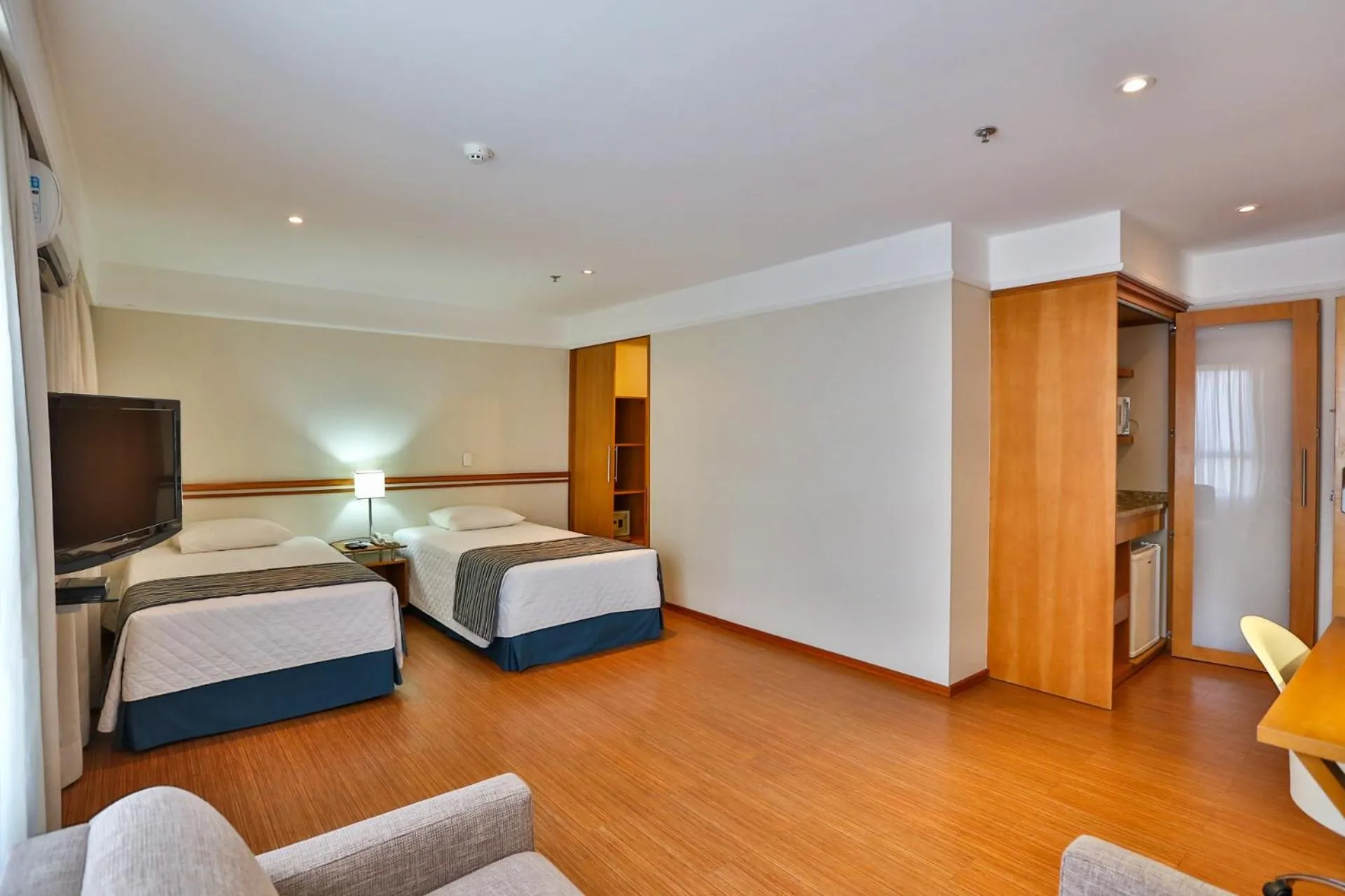 Photo of the whole room, Bed in eSuites Sorocaba by Atlantica