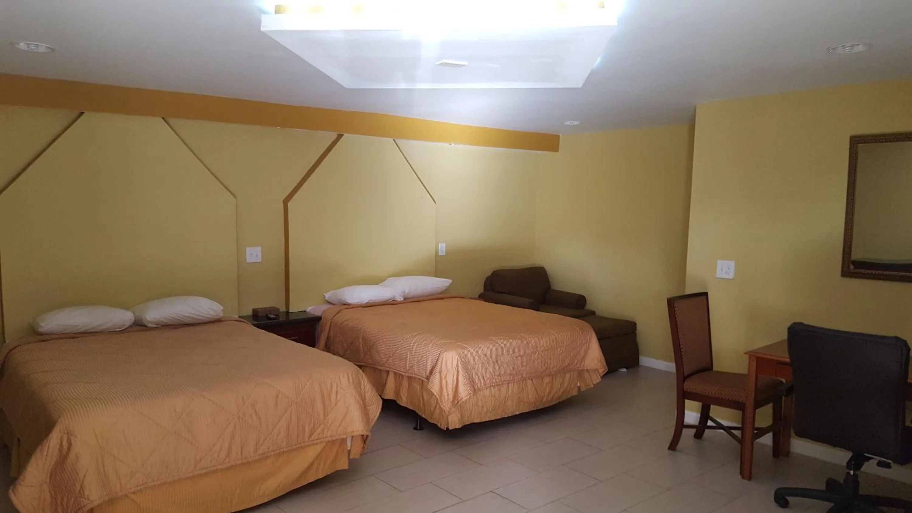 Photo of the whole room, Bed in Budget Motel