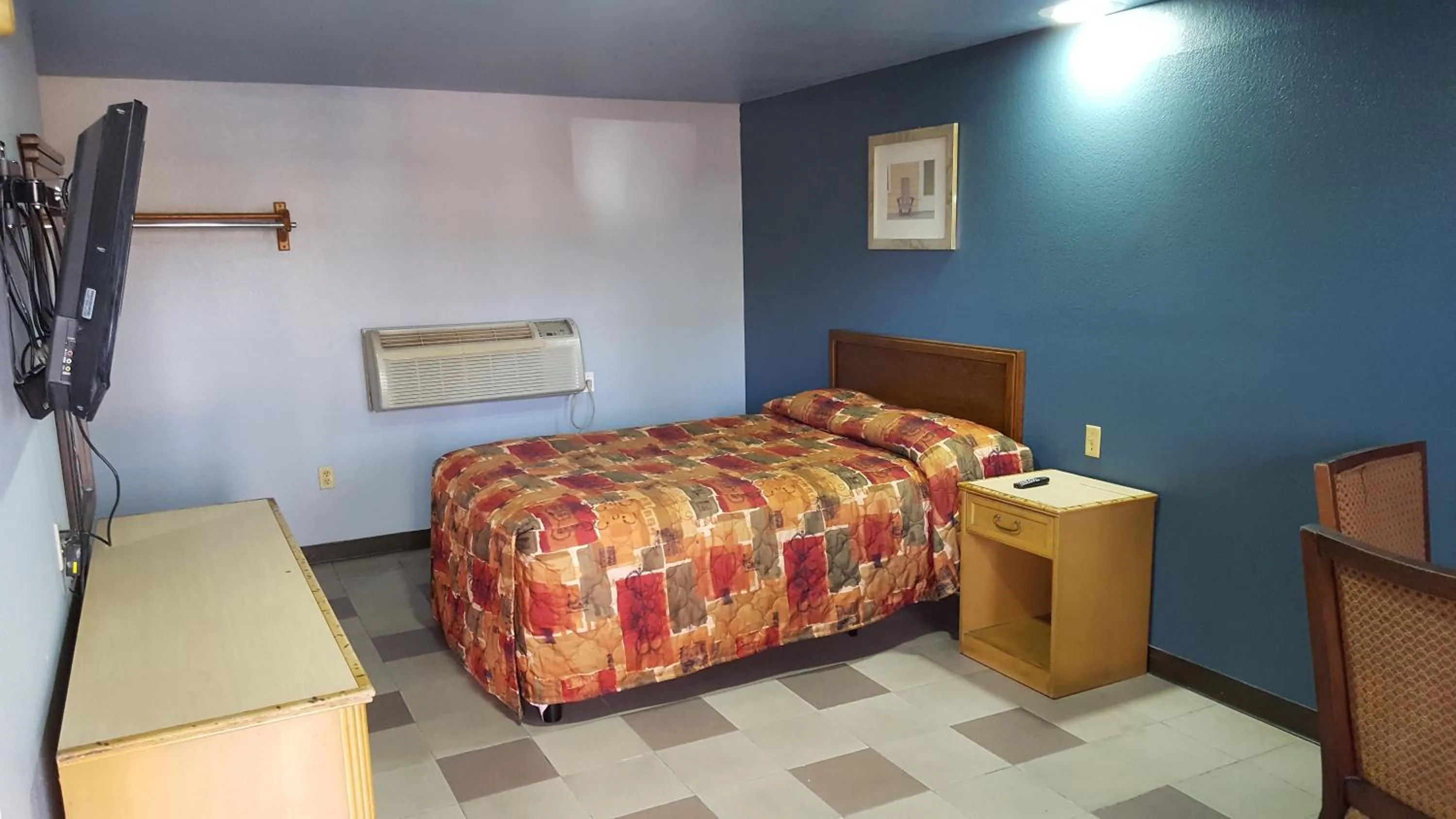 Photo of the whole room, Bed in Budget Motel