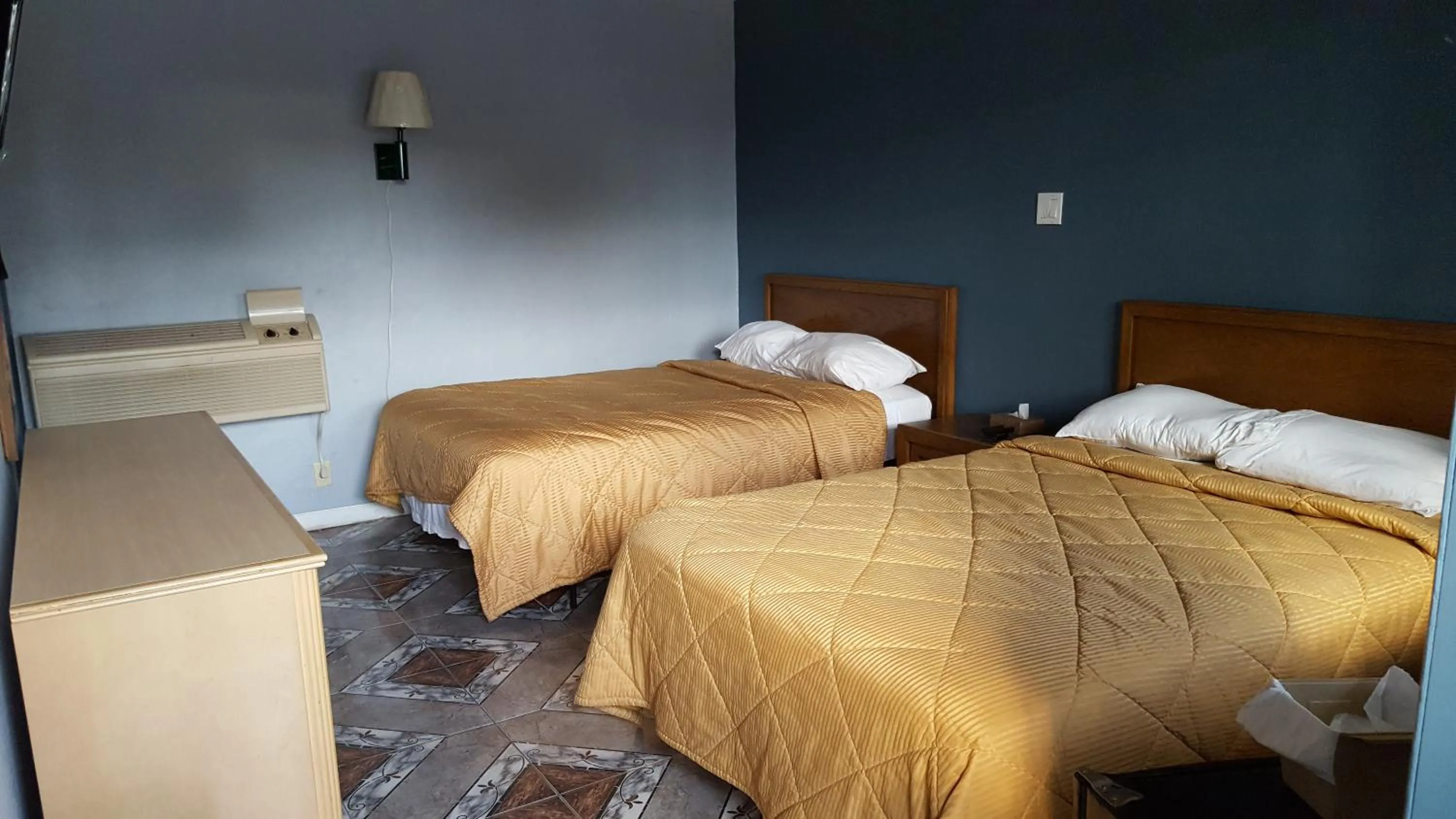 Photo of the whole room, Bed in Budget Motel