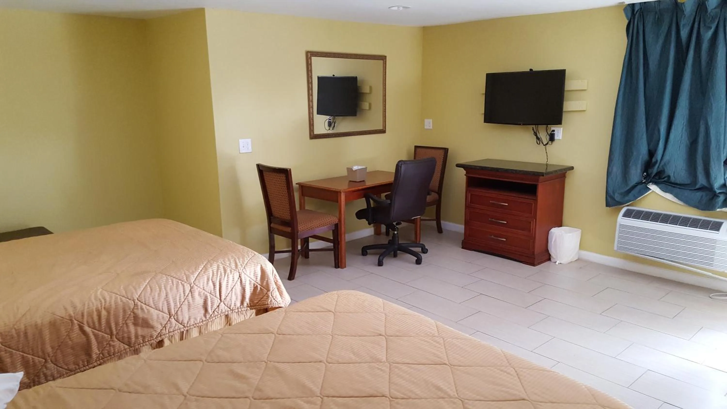 Bedroom, Bed in Budget Motel