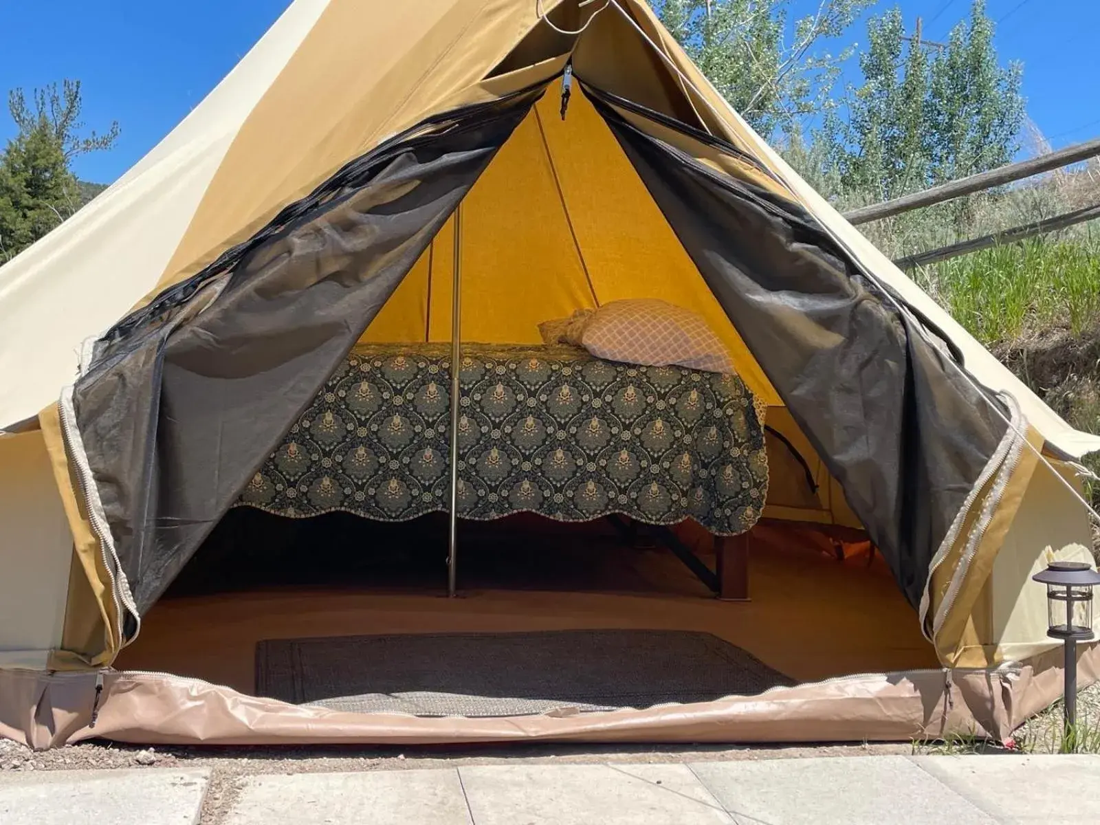 Tent in Bristol Cabins Tent in Bristol Cabins