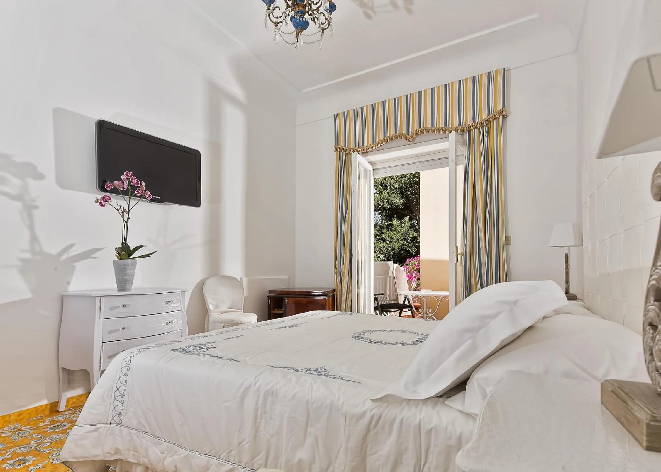 Bedroom, Bed in Sina Flora