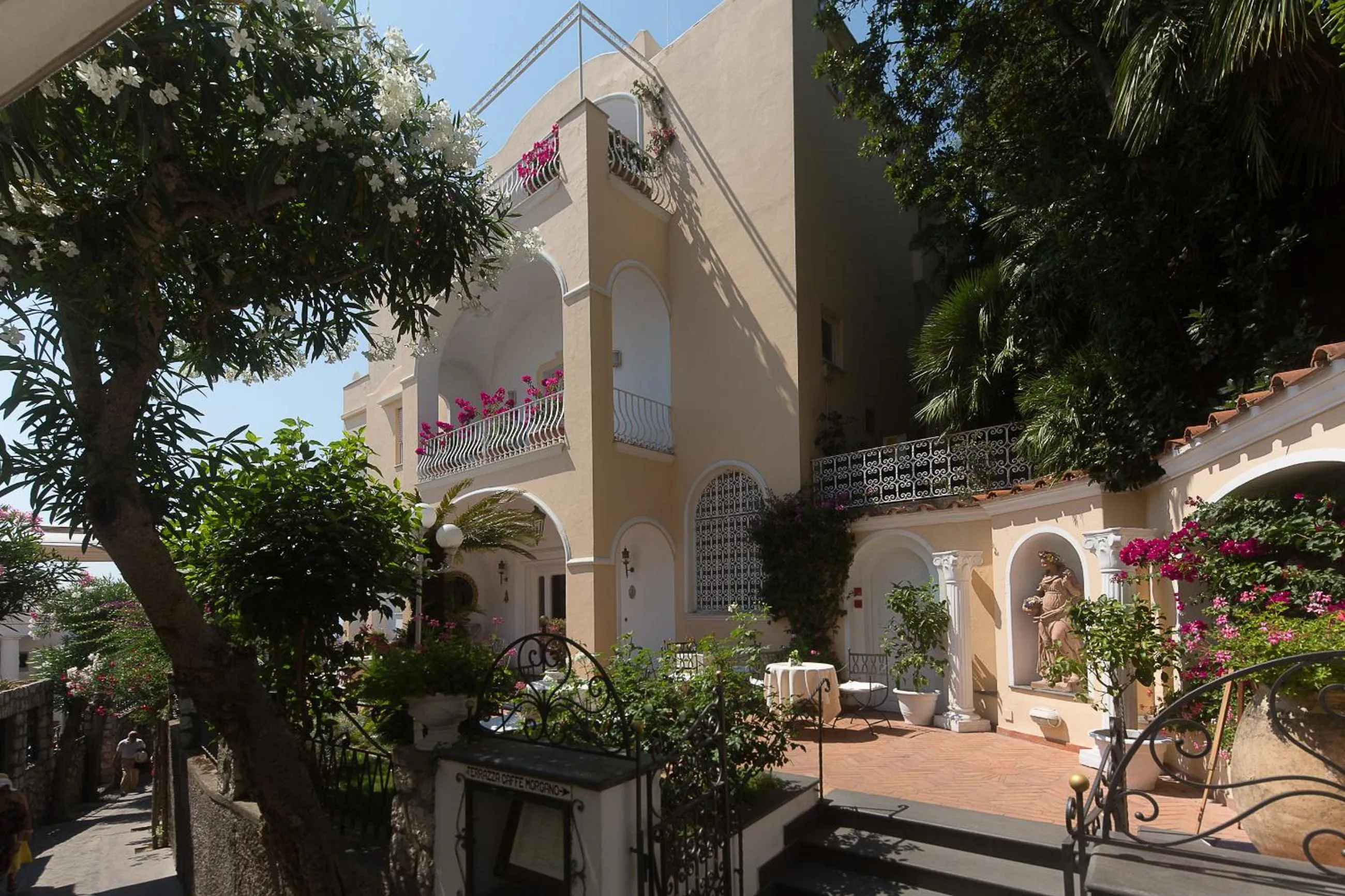 Facade/entrance in Sina Flora