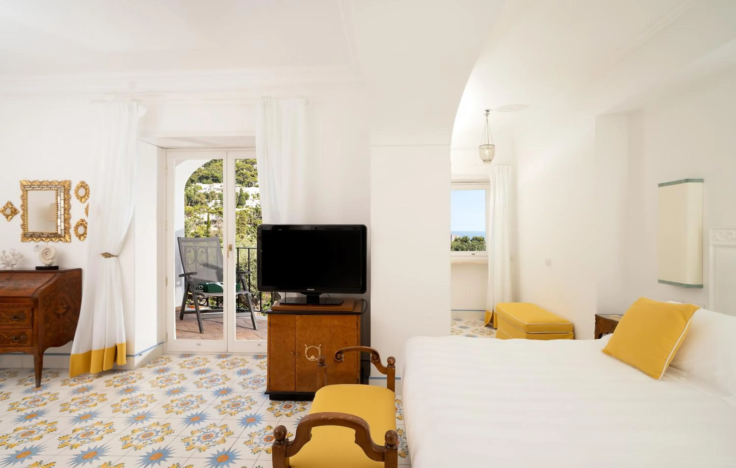 Photo of the whole room, Bed in Sina Flora