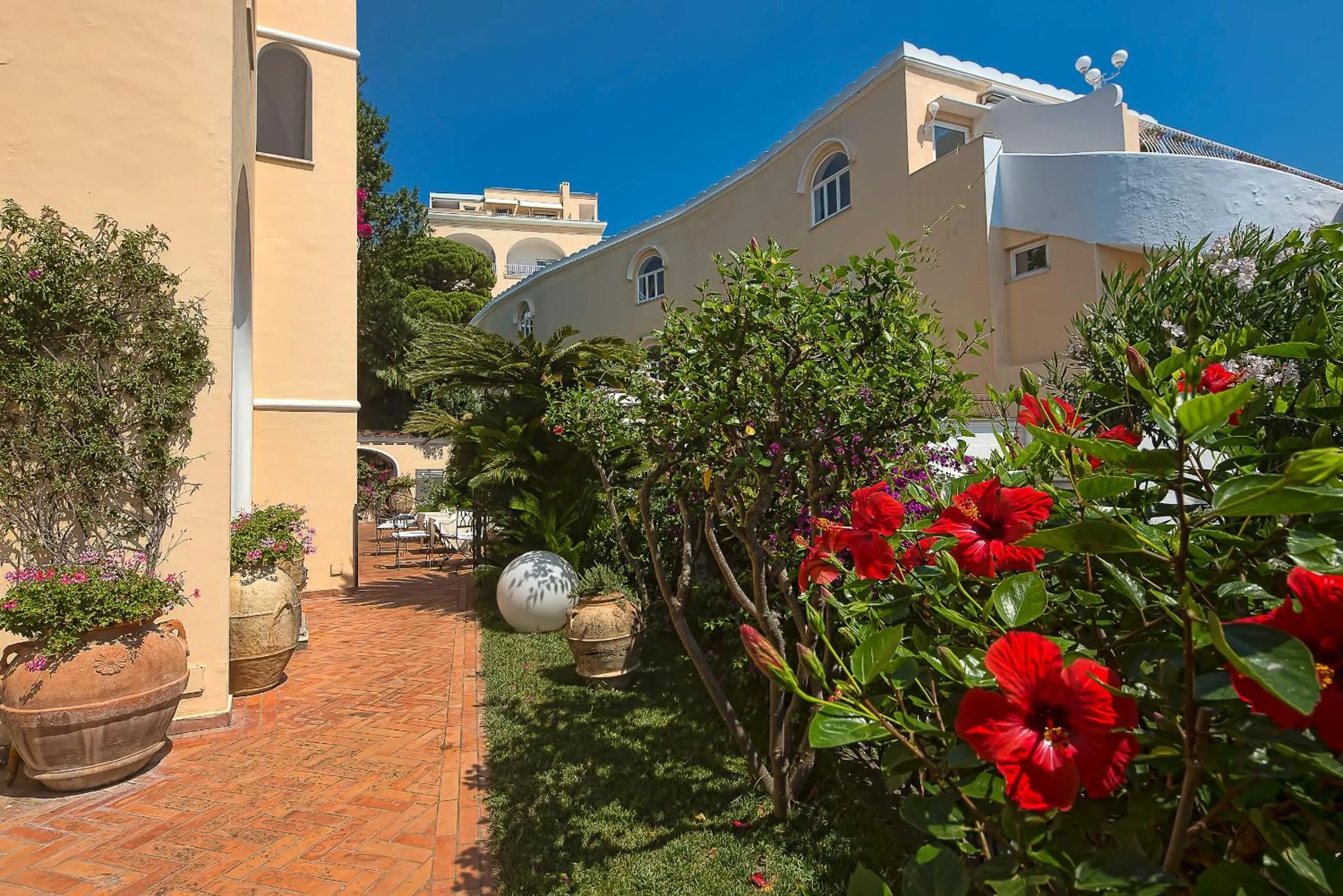 Facade/entrance in Sina Flora