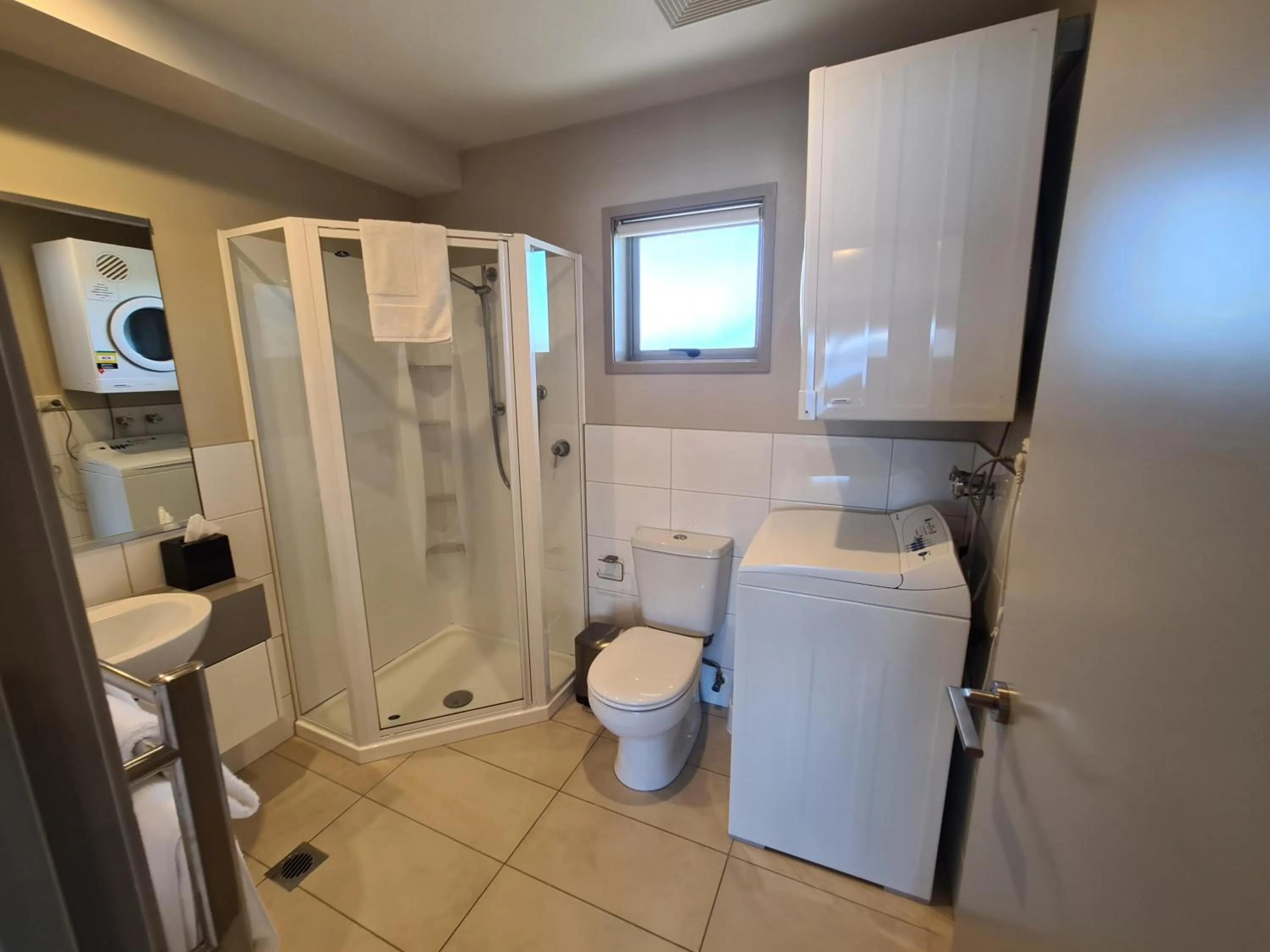 Shower in Te Kaha Beach Hotel