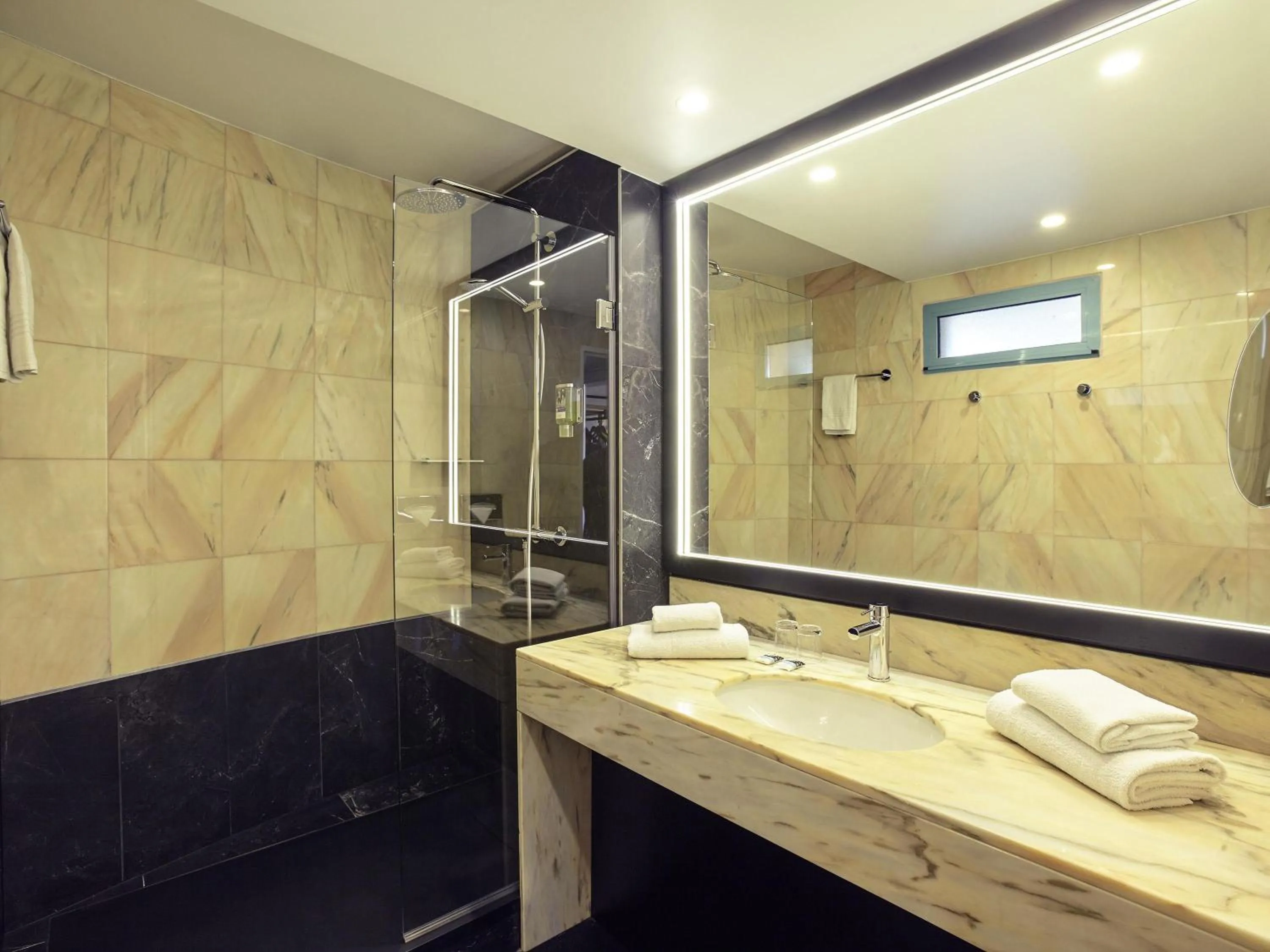 Bedroom in Mercure Paris Saint-Ouen