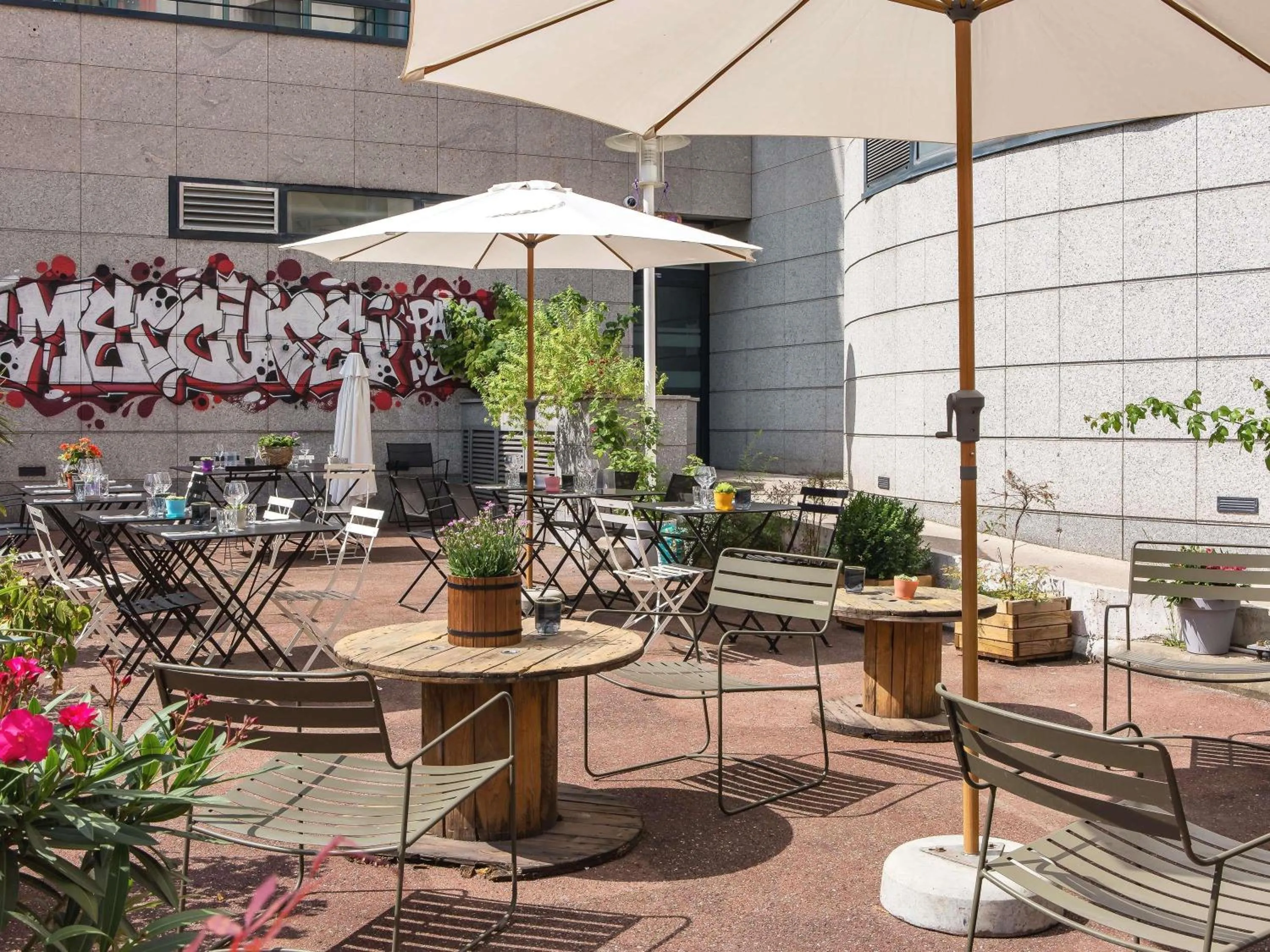 Restaurant/places to eat in Mercure Paris Saint-Ouen