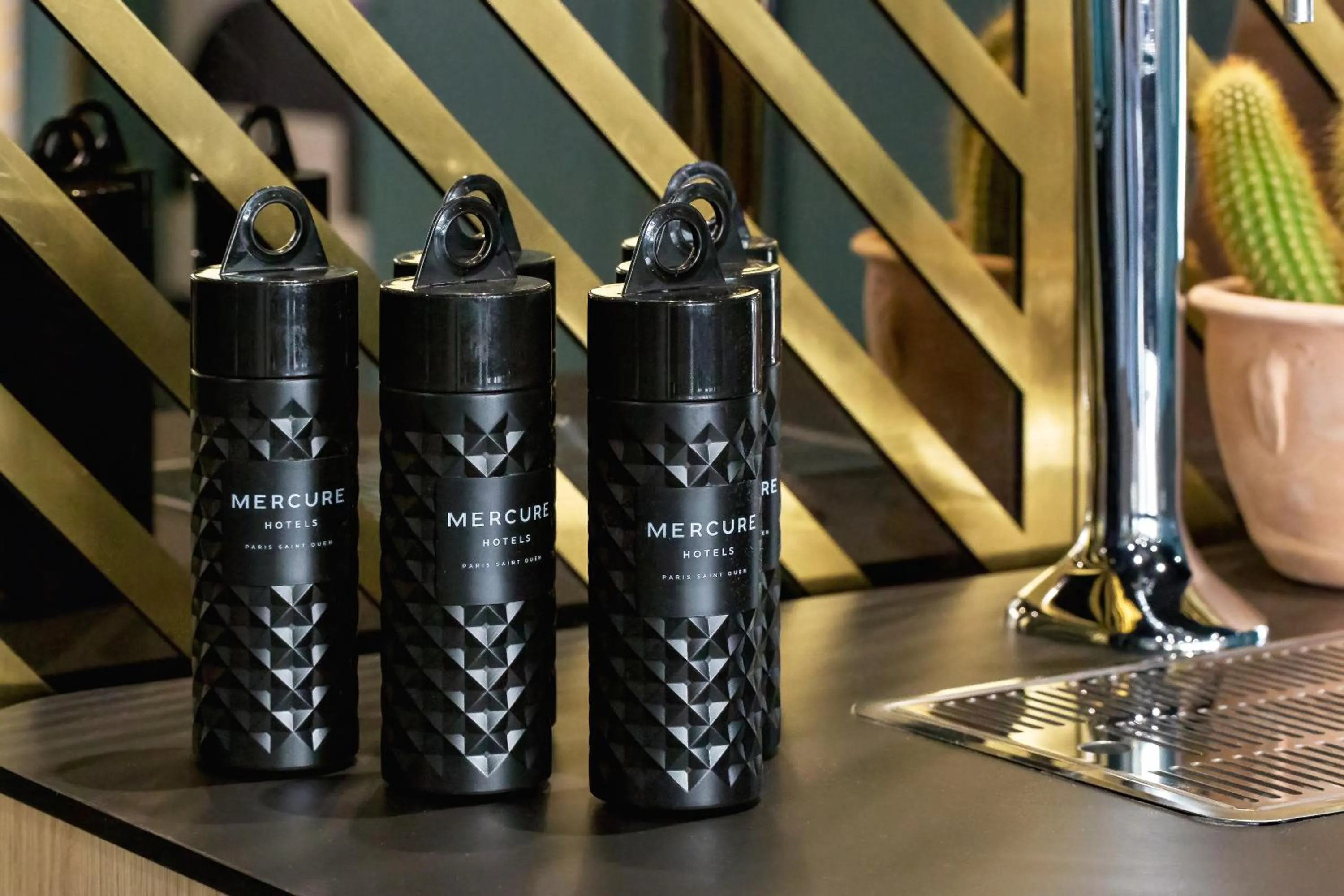 Lounge or bar in Mercure Paris Saint-Ouen