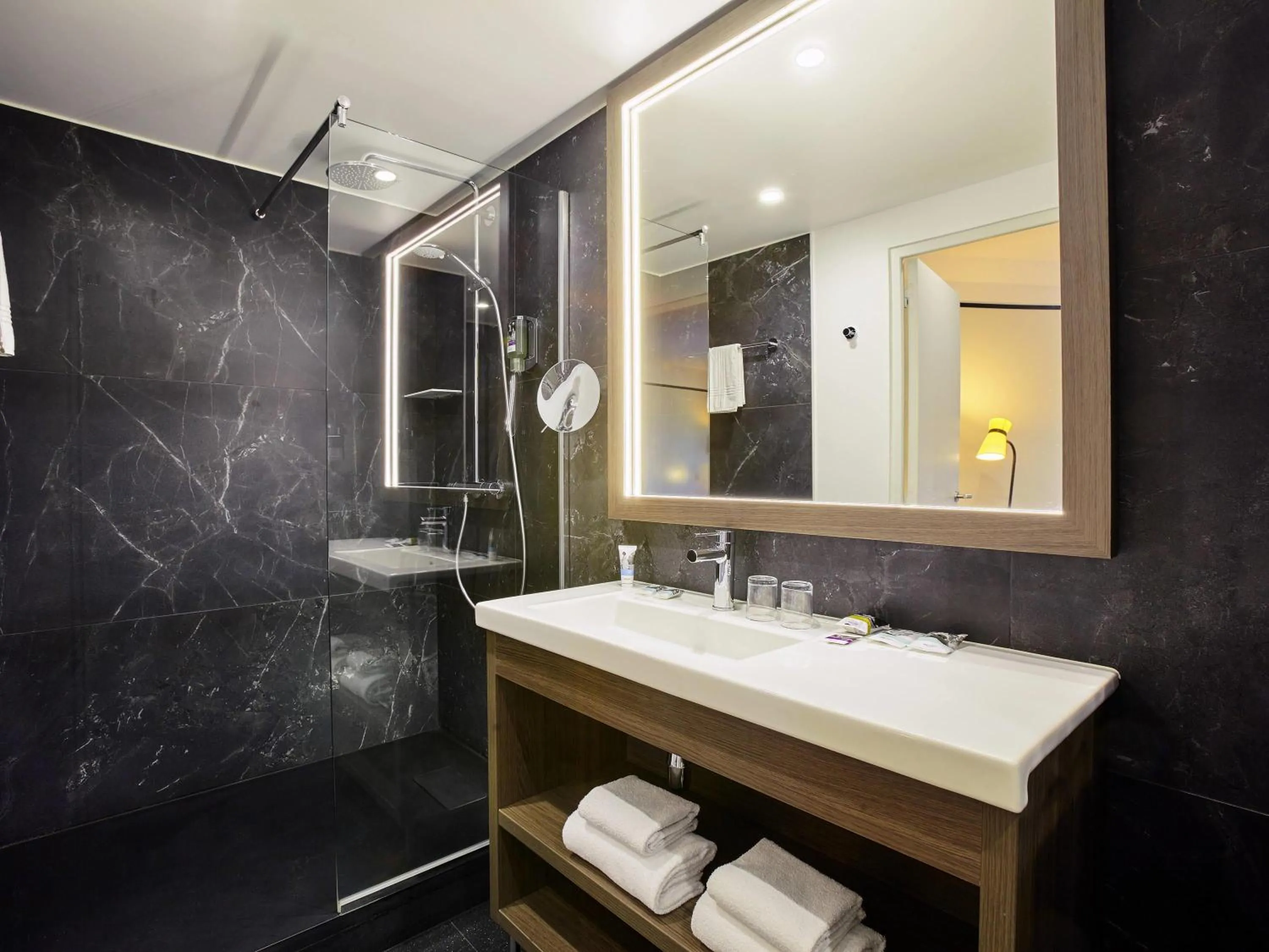 Bedroom in Mercure Paris Saint-Ouen