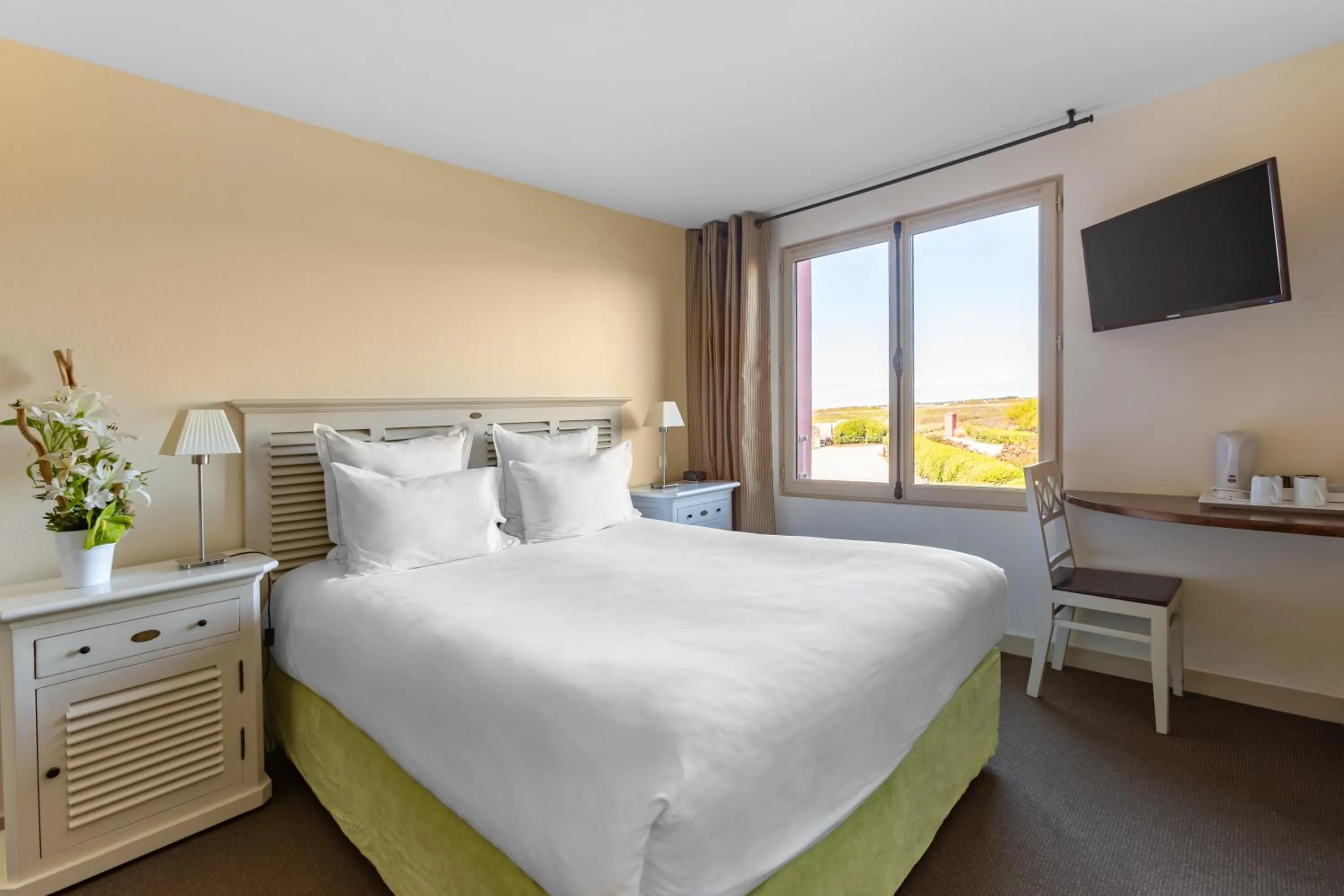 Photo of the whole room, Bed in Le Grand Large, Belle-Ile-En-Mer