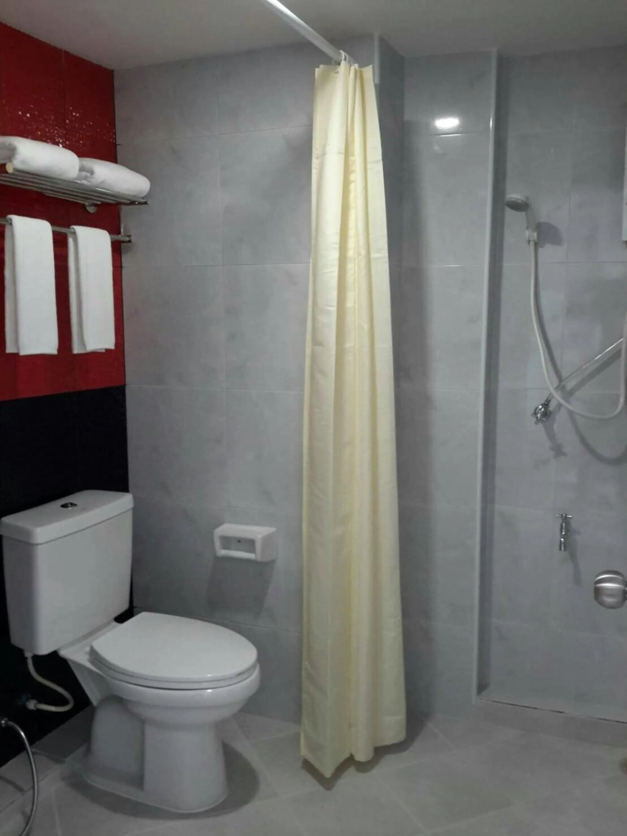 Bathroom in Sakura Budget Hotel