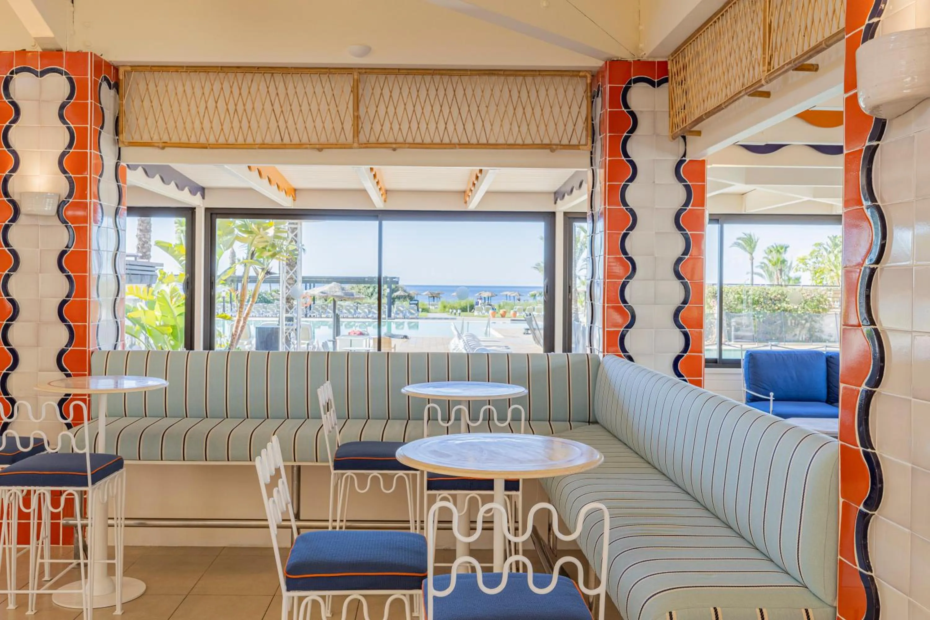 Lounge or bar in Impressive Playa Granada Golf