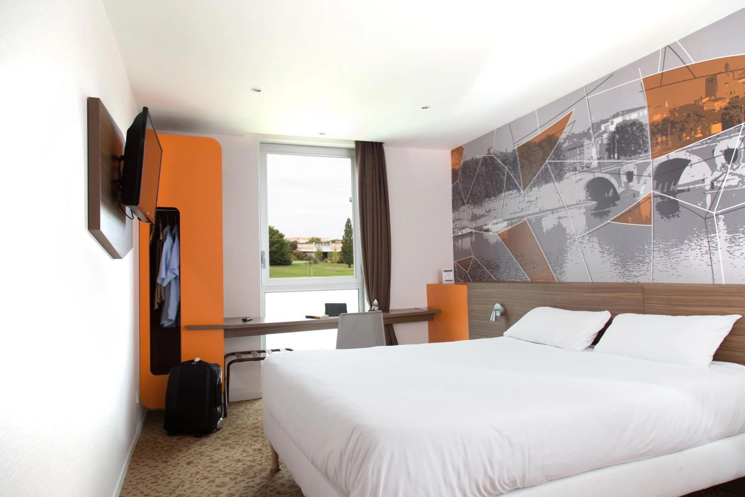Bedroom, Bed in Brit Hotel Toulouse Colomiers – L’Esplanade