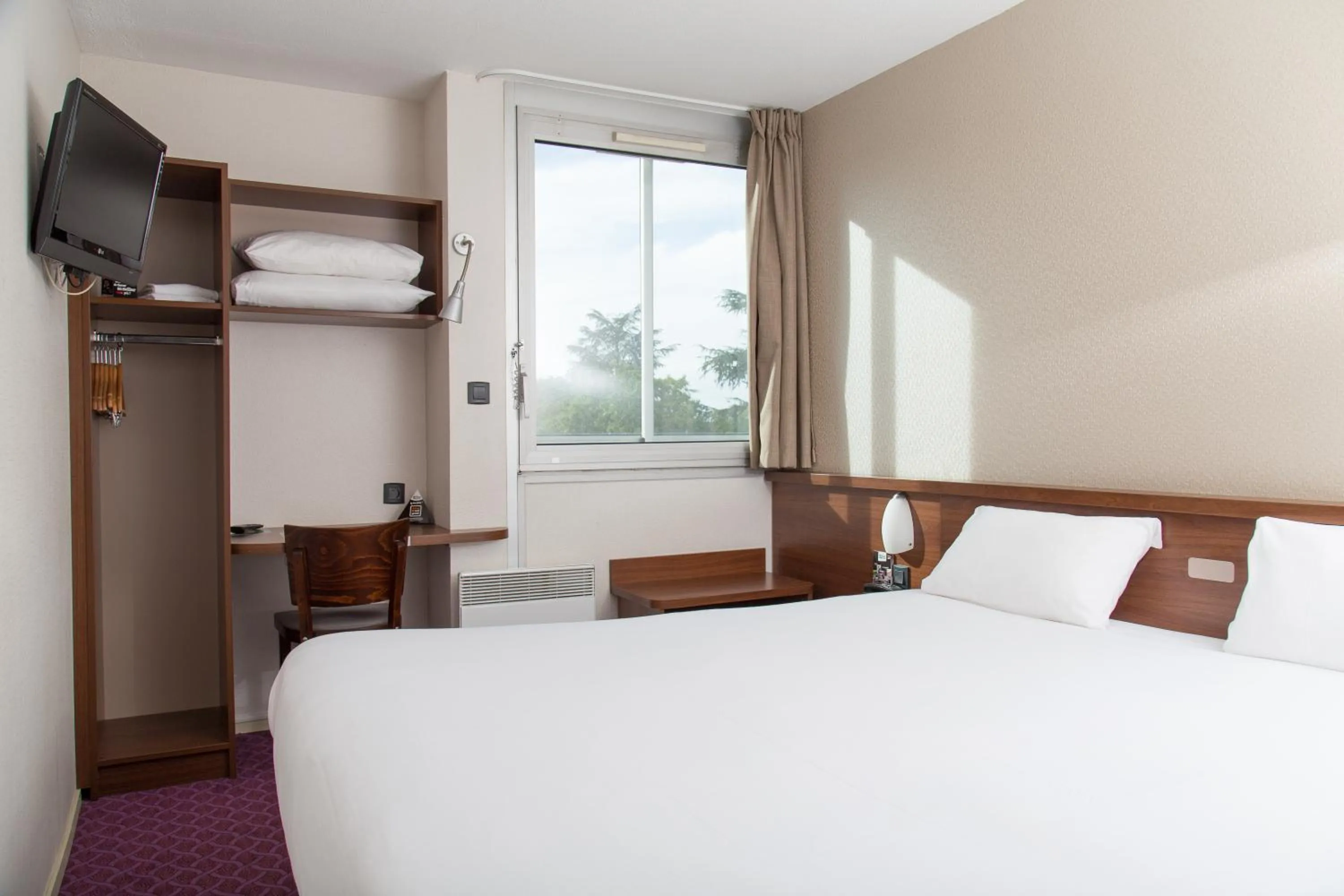 Bedroom, Bed in Brit Hotel Toulouse Colomiers – L’Esplanade