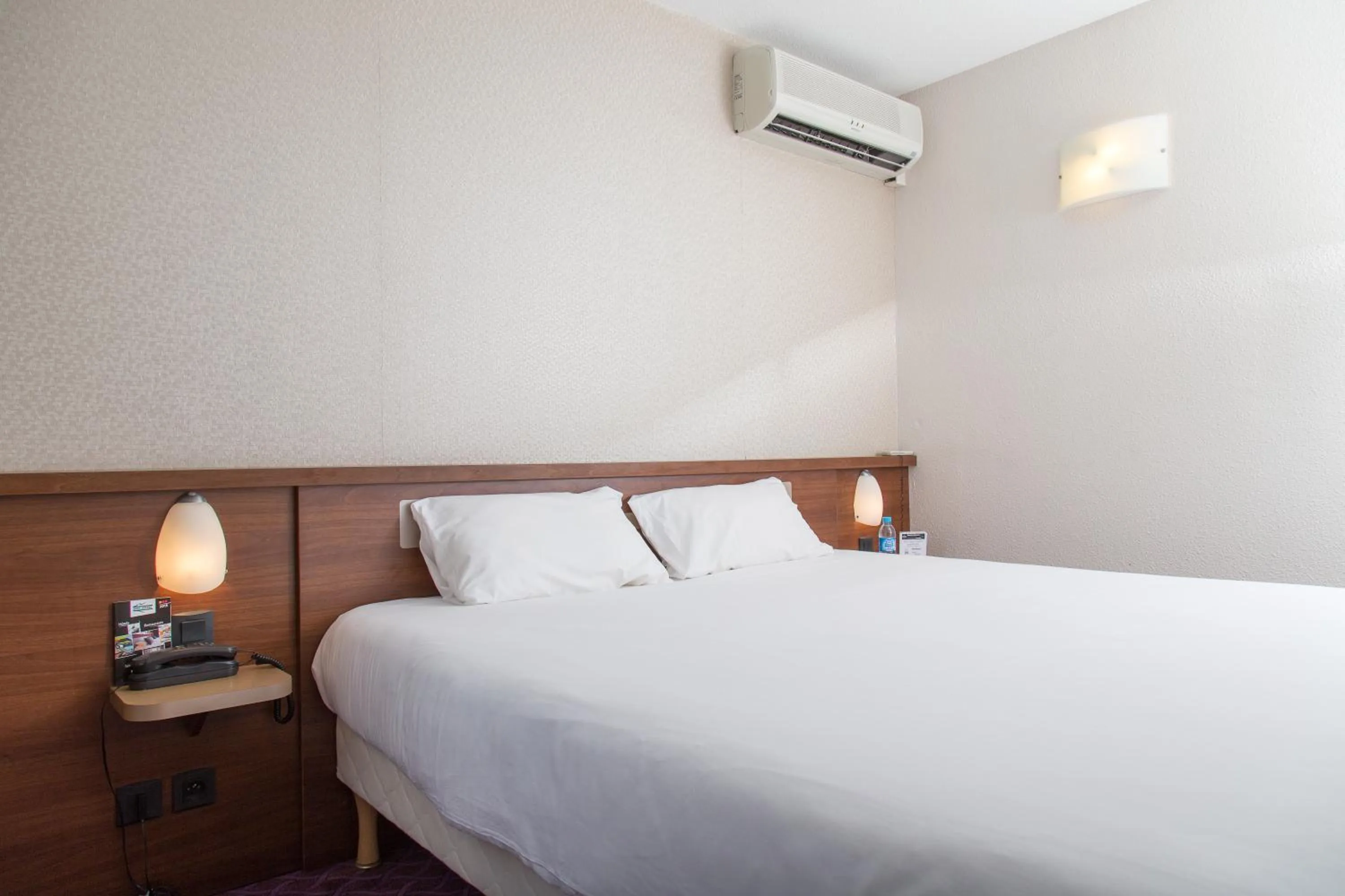 Bedroom, Bed in Brit Hotel Toulouse Colomiers – L’Esplanade