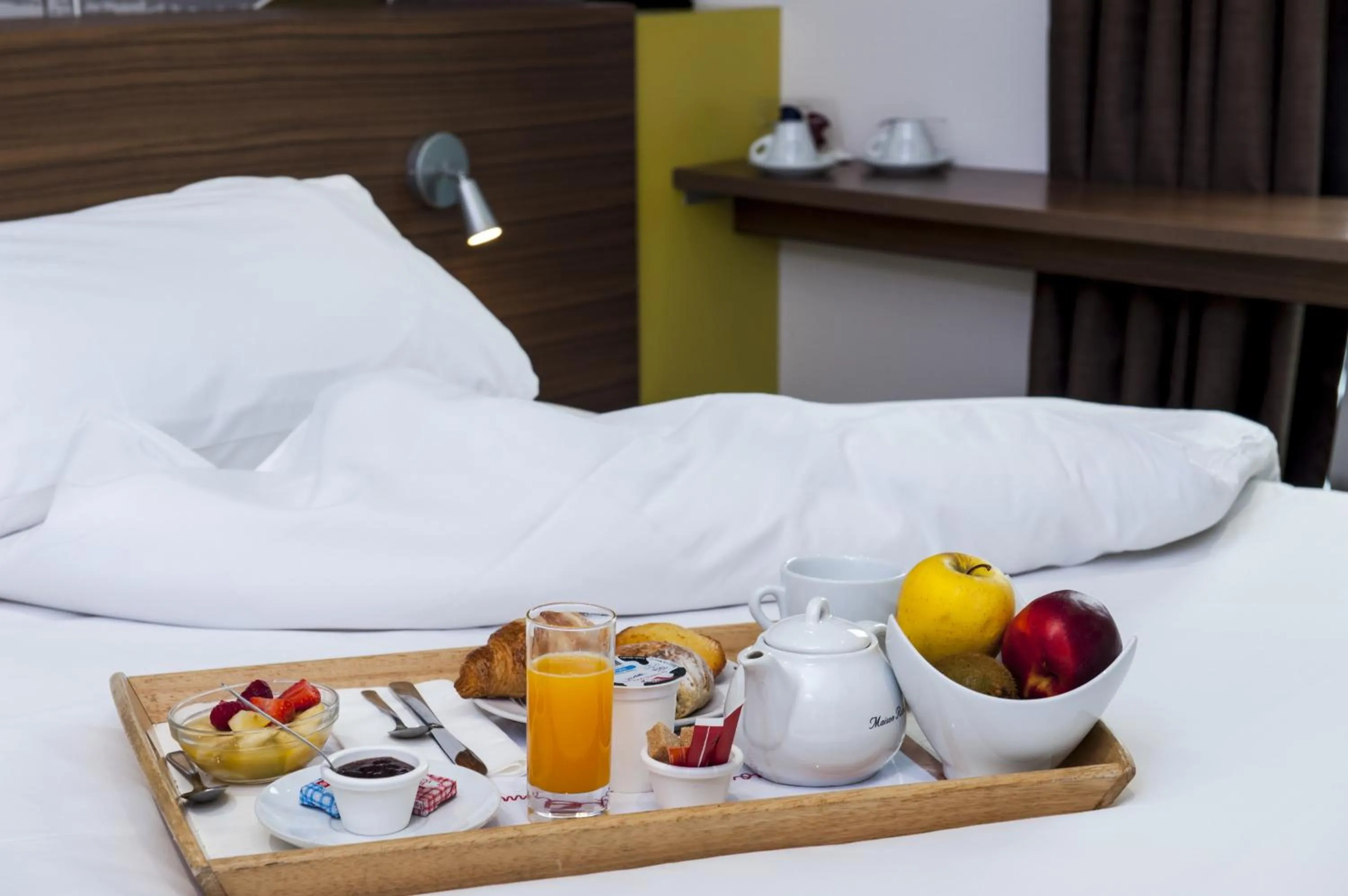 Breakfast, Bed in Brit Hotel Toulouse Colomiers – L’Esplanade