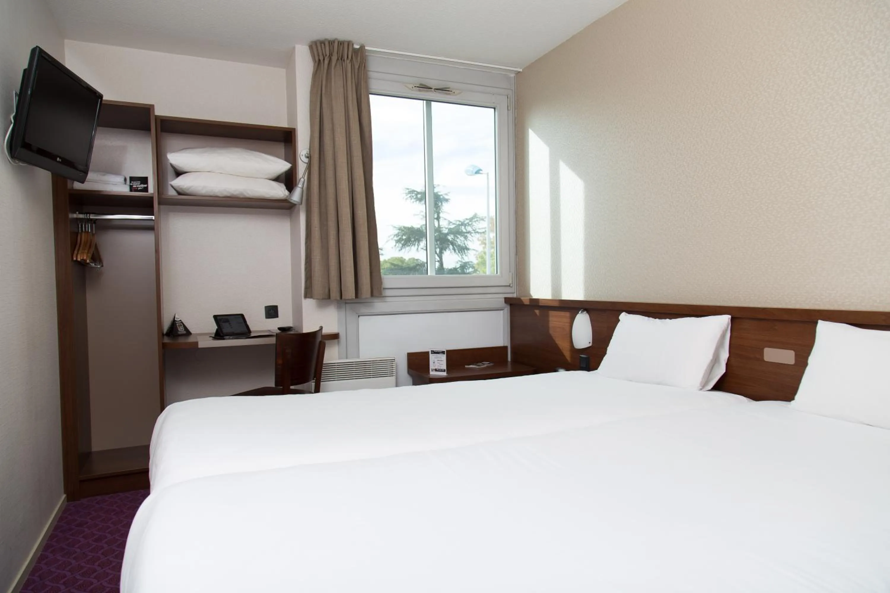 Bedroom, Bed in Brit Hotel Toulouse Colomiers – L’Esplanade