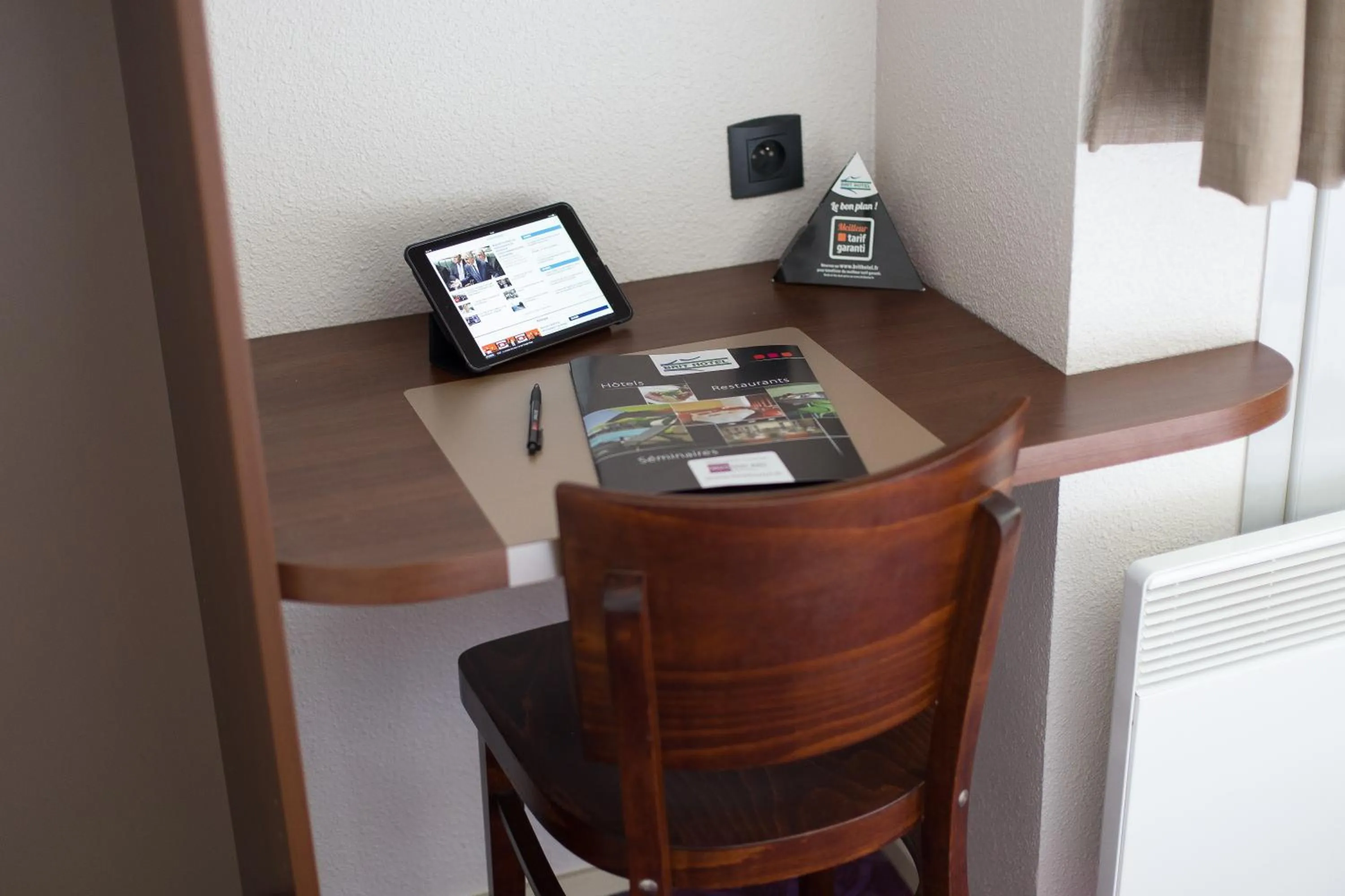 Bedroom in Brit Hotel Toulouse Colomiers – L’Esplanade