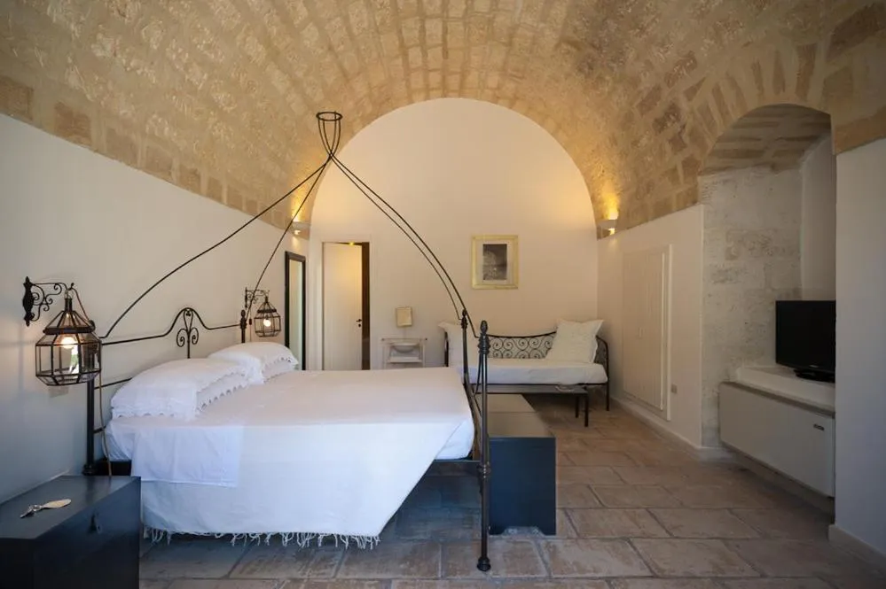 Photo of the whole room, Bed in Masseria Montelauro