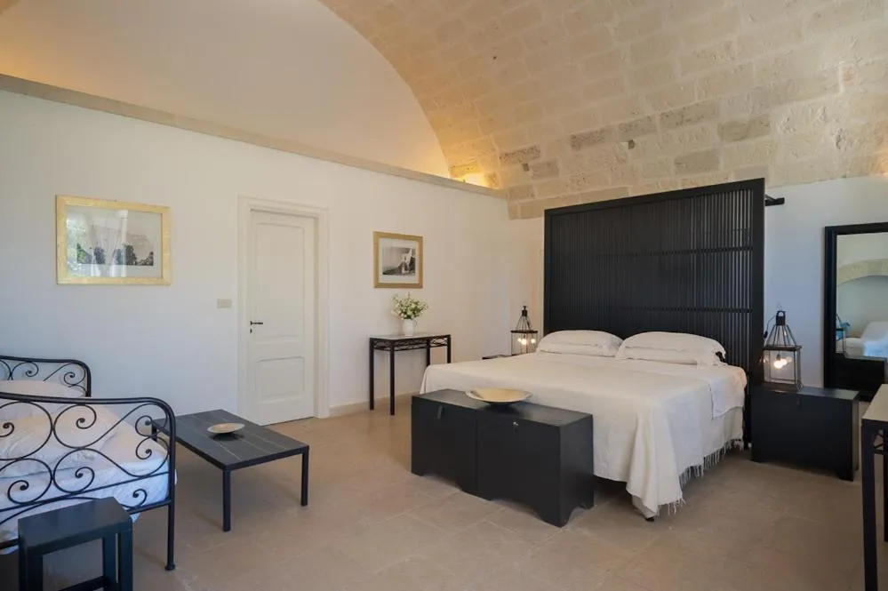 Photo of the whole room, Bed in Masseria Montelauro