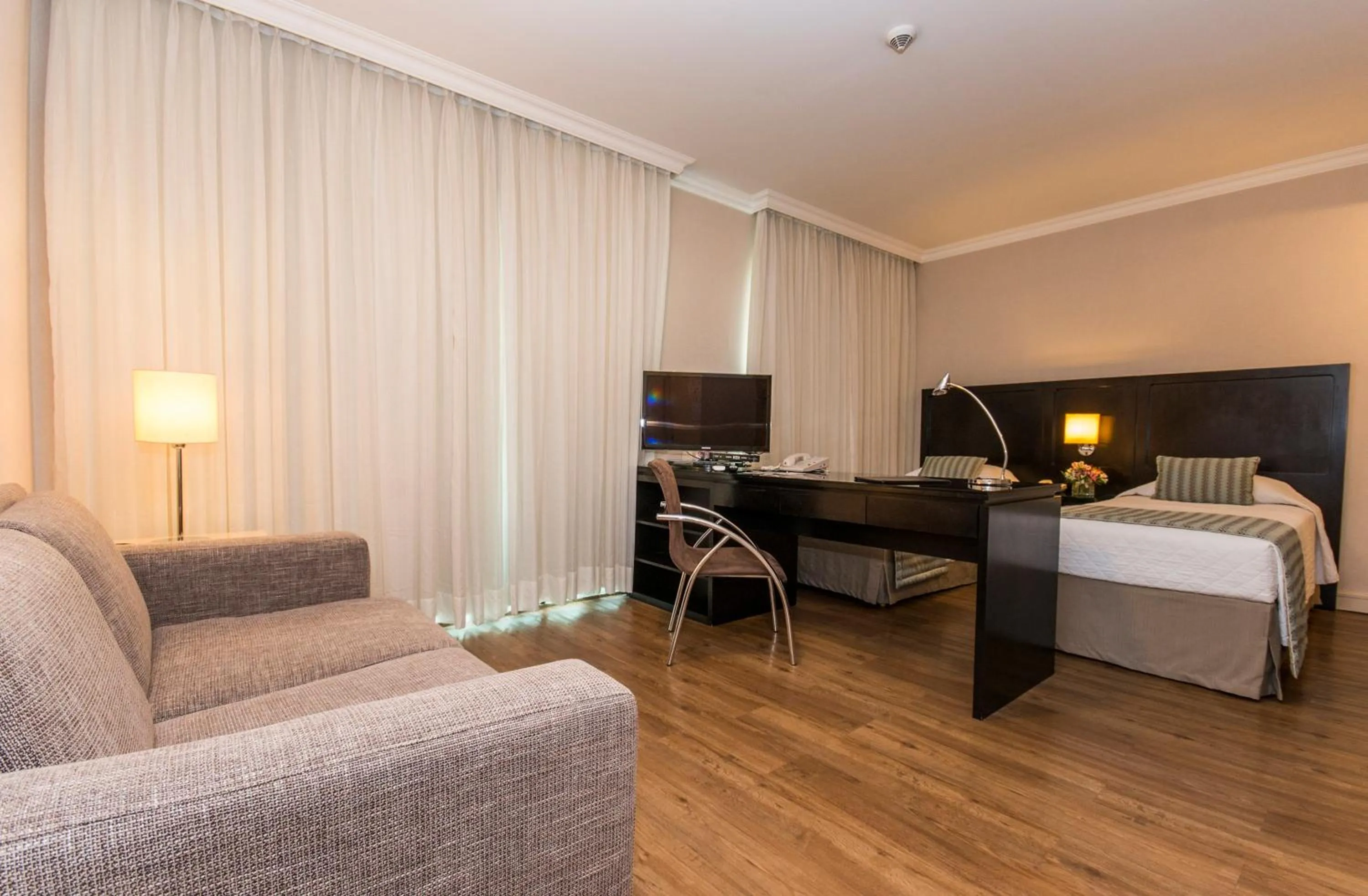 Photo of the whole room, Bed in Transamerica Executive Perdizes