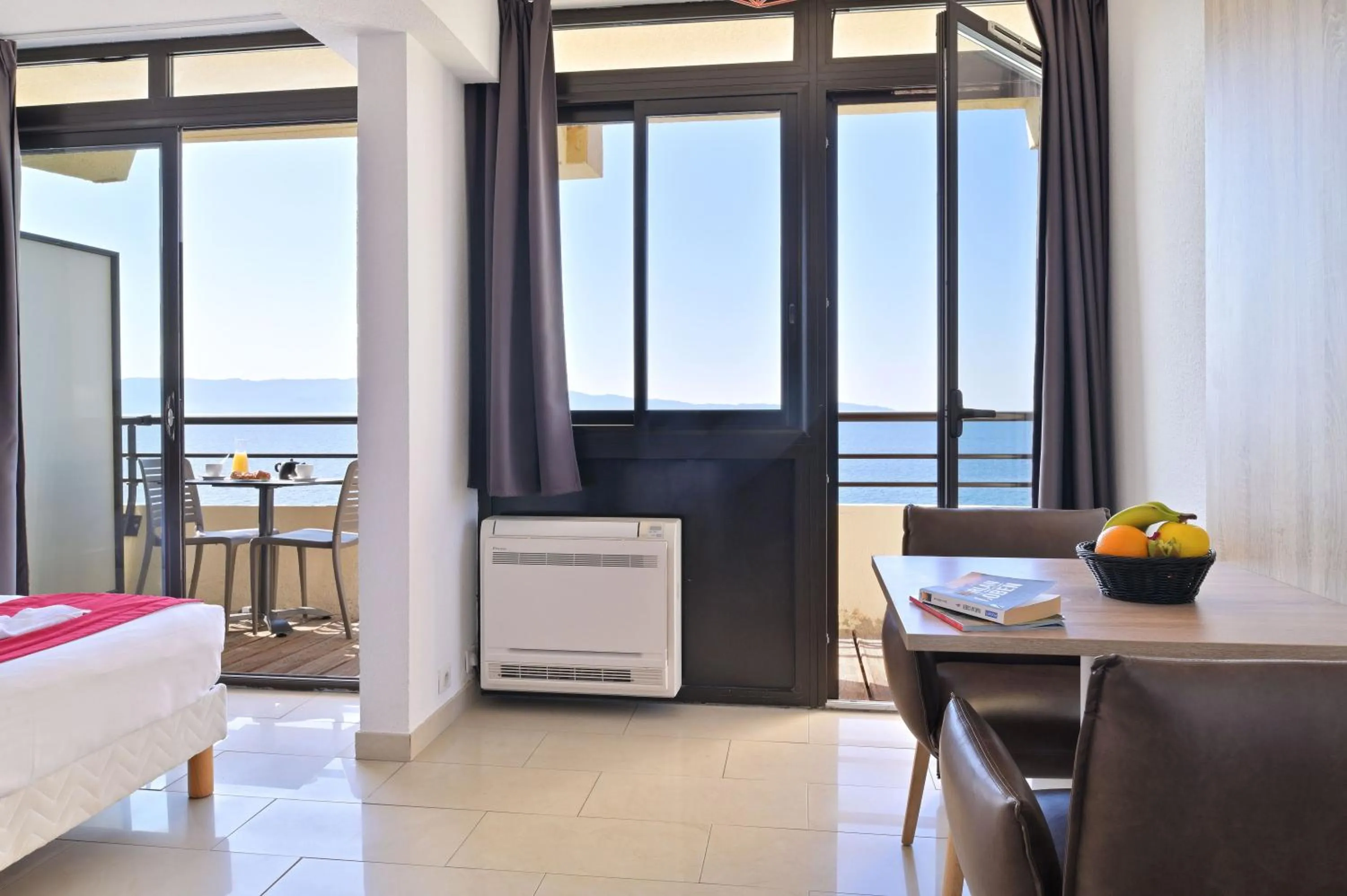 Photo of the whole room, Bed in Résidence Les Calanques